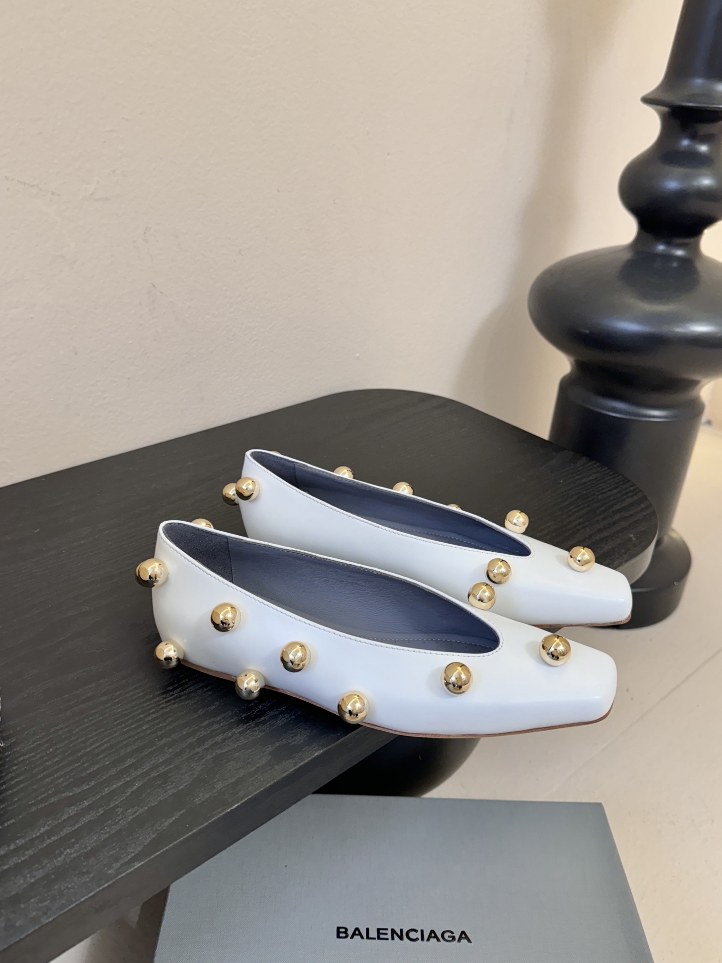 Balencia*a巴黎世家单鞋分别为夏季与秋季注入了各界女性需求，快入手吧！性感女神首选啦！蜈蚣精们需