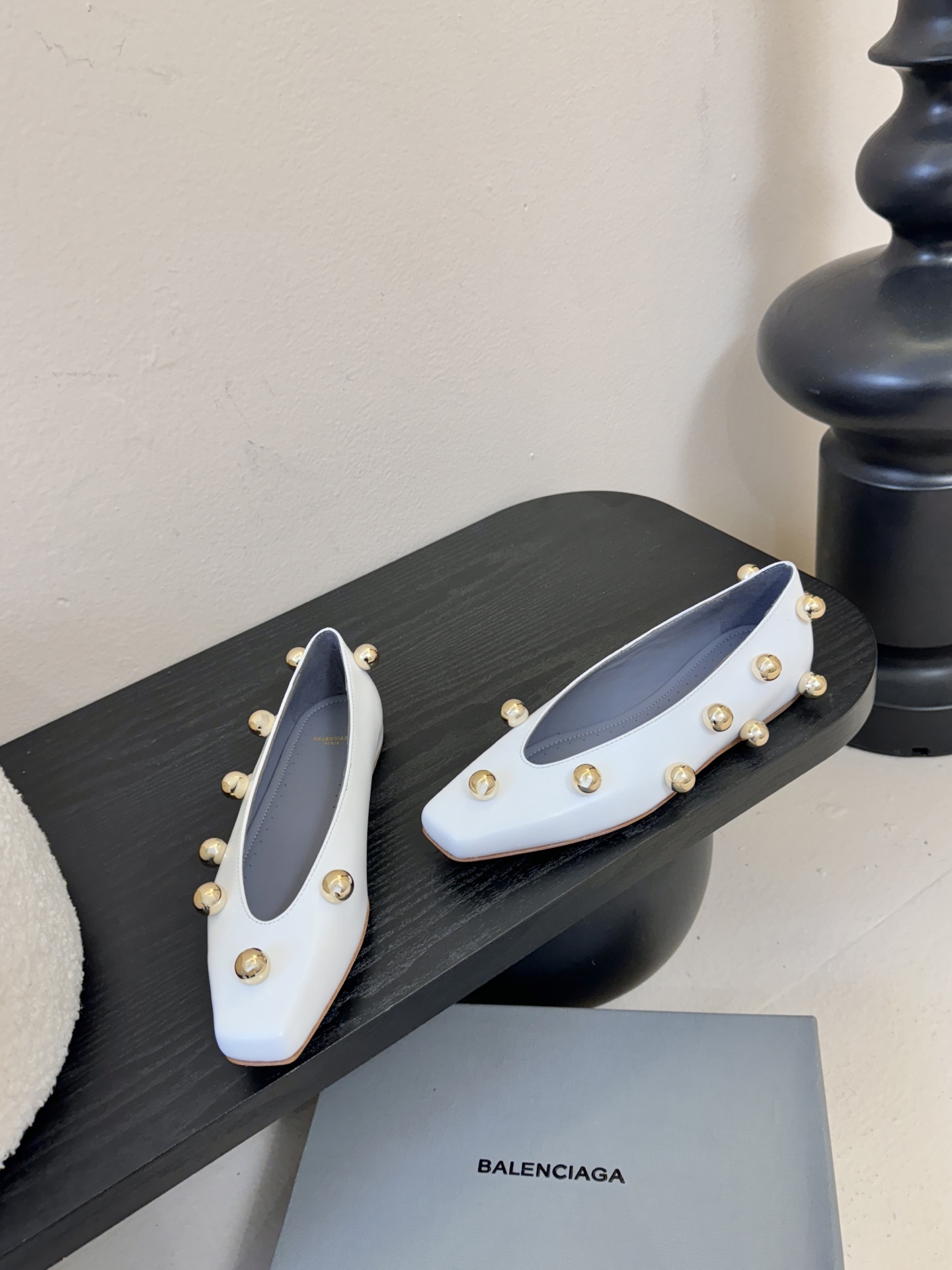 Balencia*a巴黎世家单鞋分别为夏季与秋季注入了各界女性需求，快入手吧！性感女神首选啦！蜈蚣精们需