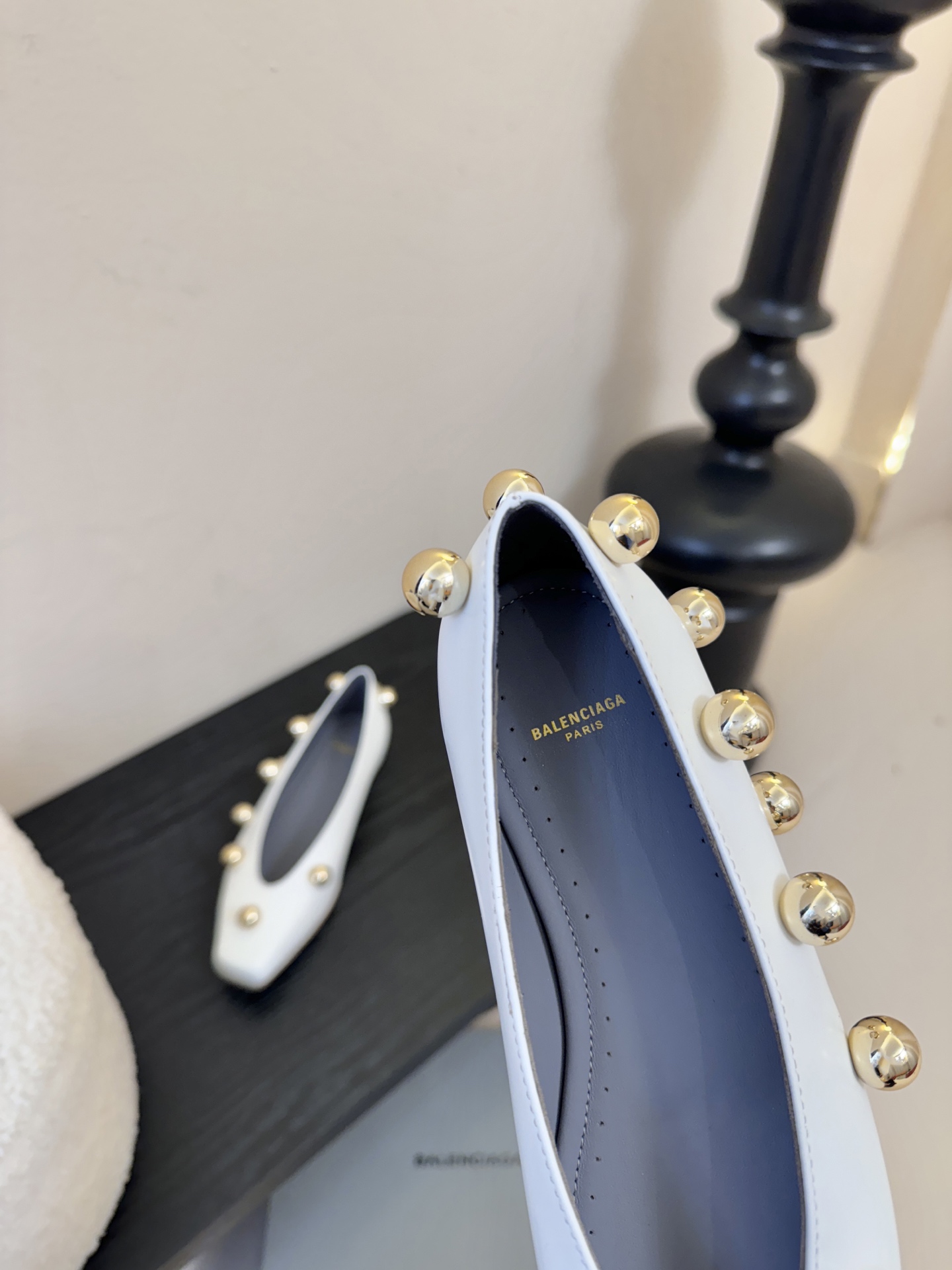 Balencia*a巴黎世家单鞋分别为夏季与秋季注入了各界女性需求，快入手吧！性感女神首选啦！蜈蚣精们需