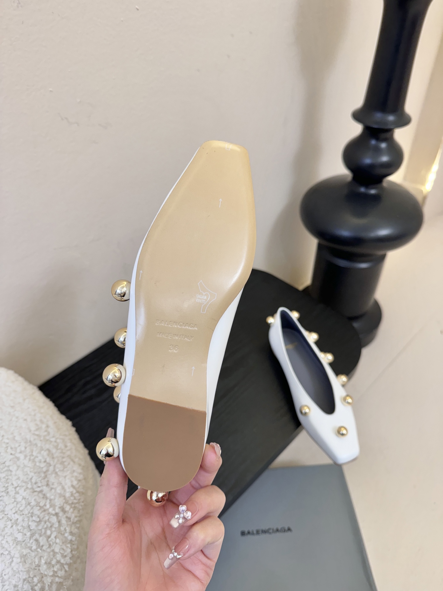 Balencia*a巴黎世家单鞋分别为夏季与秋季注入了各界女性需求，快入手吧！性感女神首选啦！蜈蚣精们需