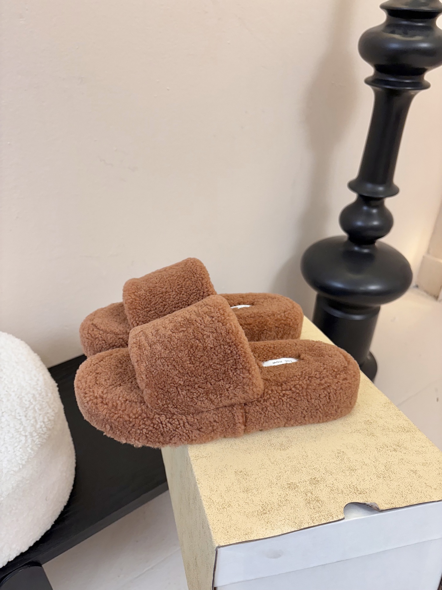 The Row 新款凉毛拖 第一眼看到这个鞋子感觉不起眼，没有过多的装饰很简单好穿是必须的，穿若无穿的上