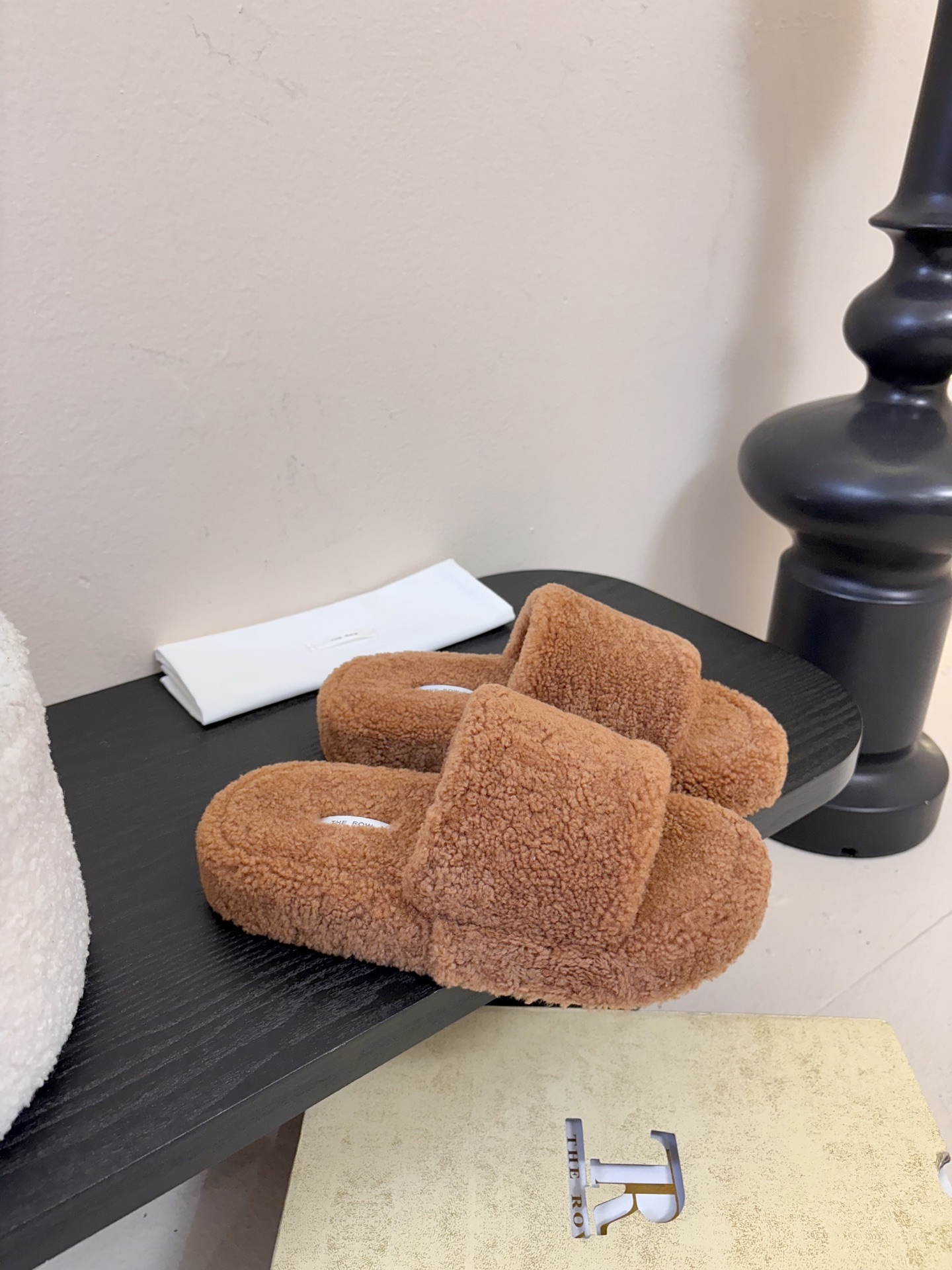 The Row 新款凉毛拖 第一眼看到这个鞋子感觉不起眼，没有过多的装饰很简单好穿是必须的，穿若无穿的上