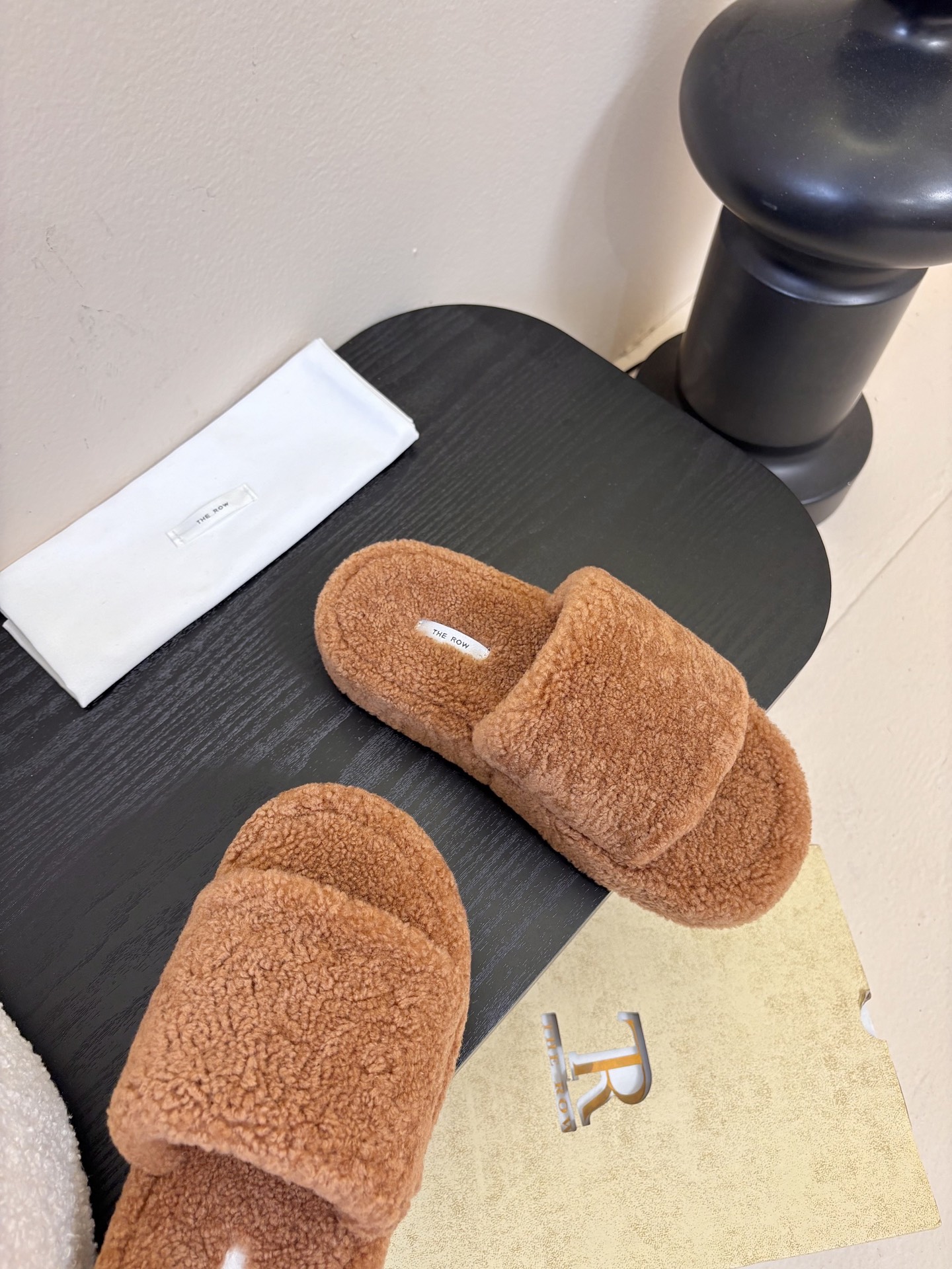 The Row 新款凉毛拖 第一眼看到这个鞋子感觉不起眼，没有过多的装饰很简单好穿是必须的，穿若无穿的上