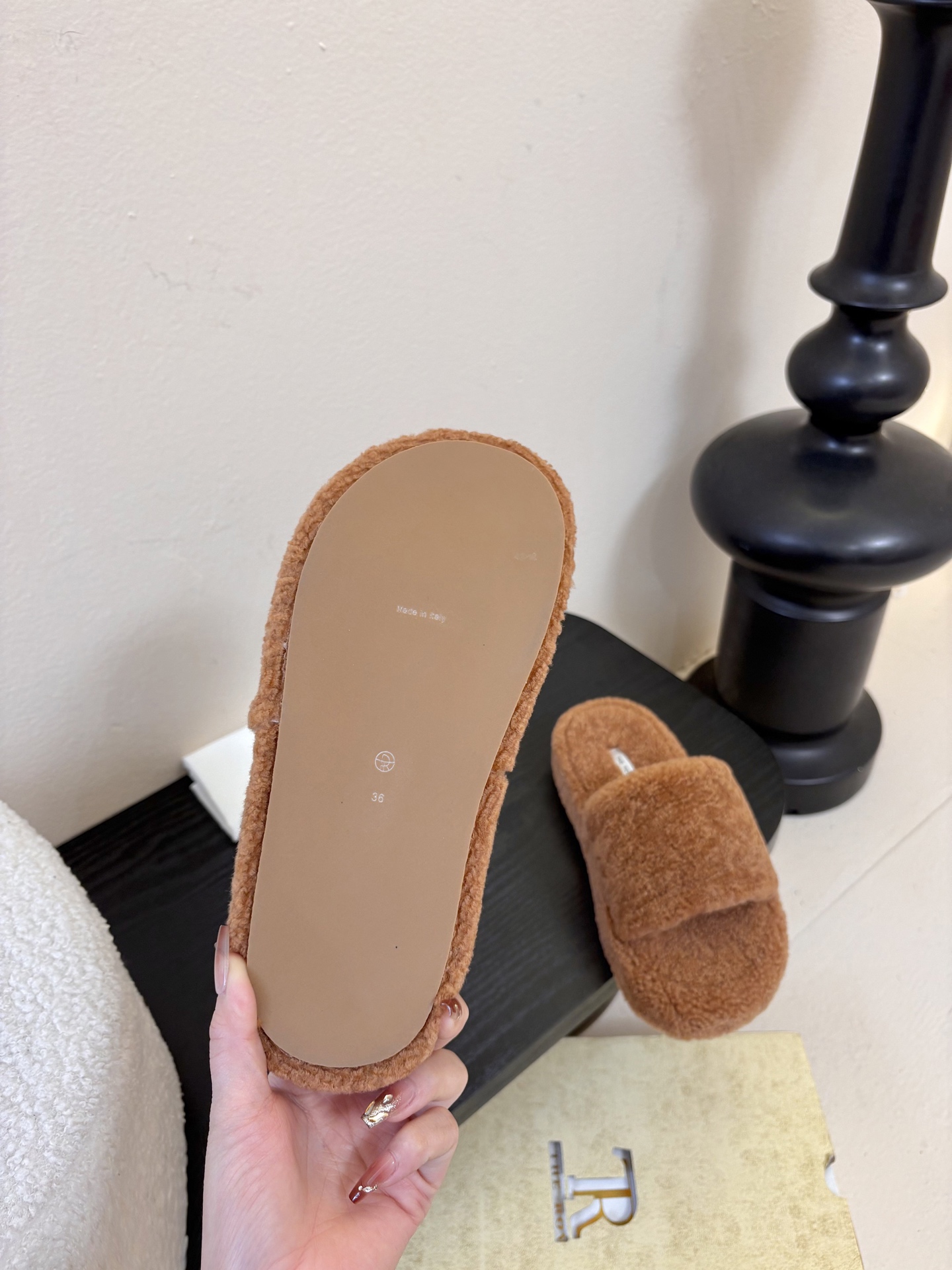 The Row 新款凉毛拖 第一眼看到这个鞋子感觉不起眼，没有过多的装饰很简单好穿是必须的，穿若无穿的上