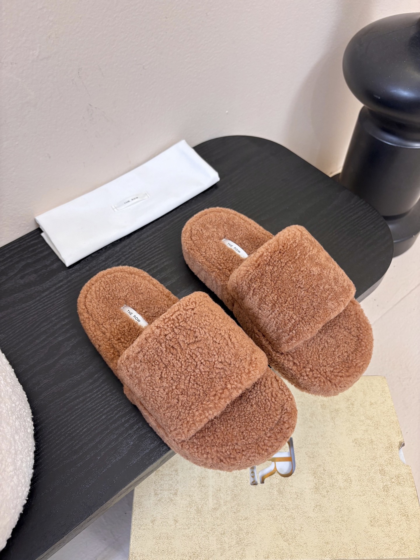 The Row 新款凉毛拖 第一眼看到这个鞋子感觉不起眼，没有过多的装饰很简单好穿是必须的，穿若无穿的上