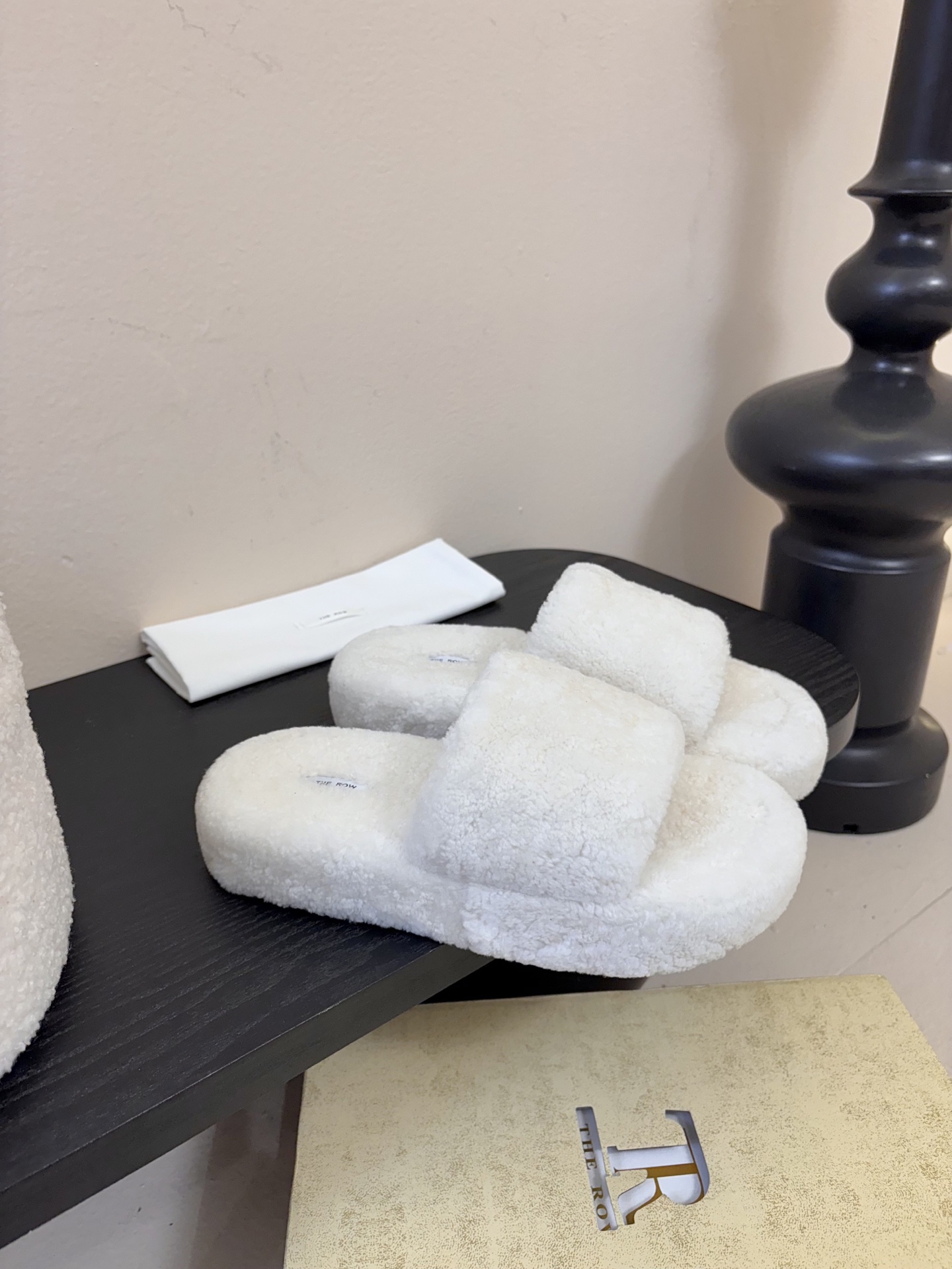 The Row 新款凉毛拖 第一眼看到这个鞋子感觉不起眼，没有过多的装饰很简单好穿是必须的，穿若无穿的上