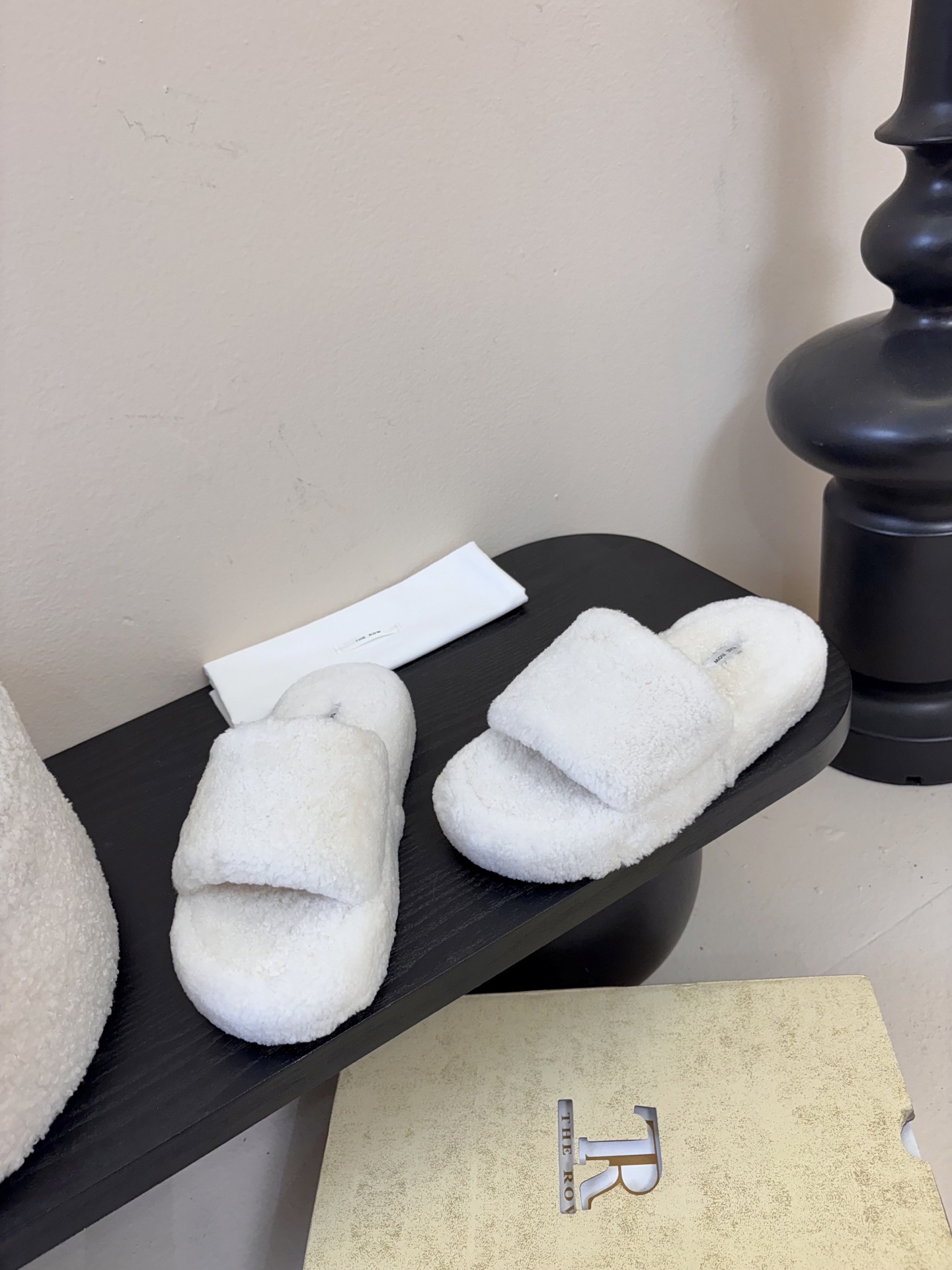 The Row 新款凉毛拖 第一眼看到这个鞋子感觉不起眼，没有过多的装饰很简单好穿是必须的，穿若无穿的上