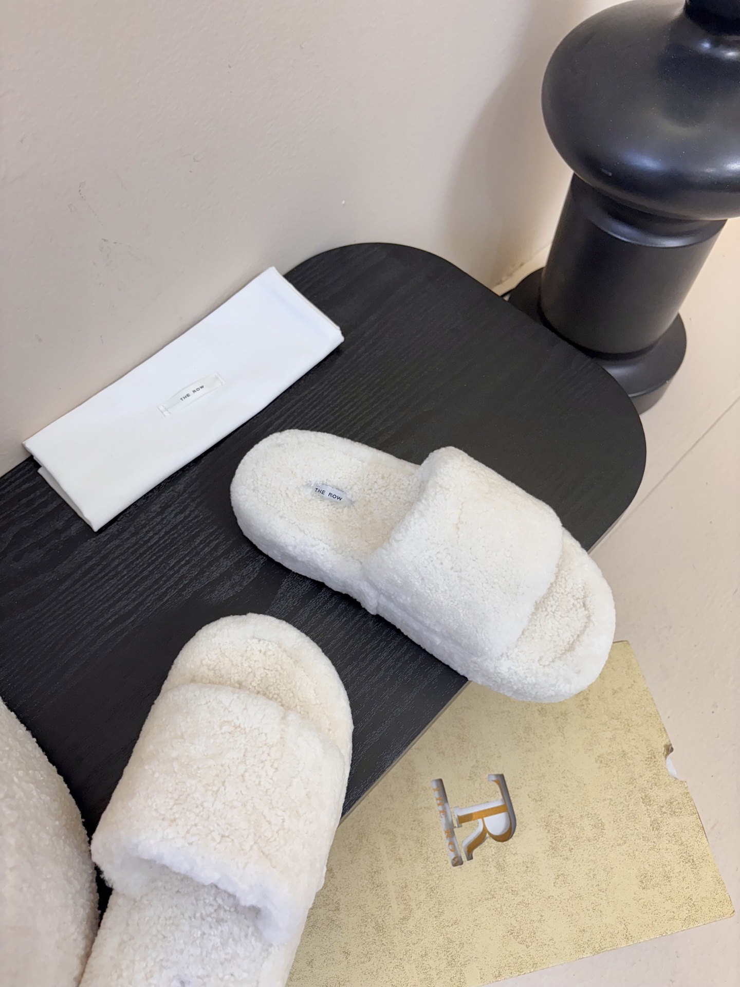 The Row 新款凉毛拖 第一眼看到这个鞋子感觉不起眼，没有过多的装饰很简单好穿是必须的，穿若无穿的上