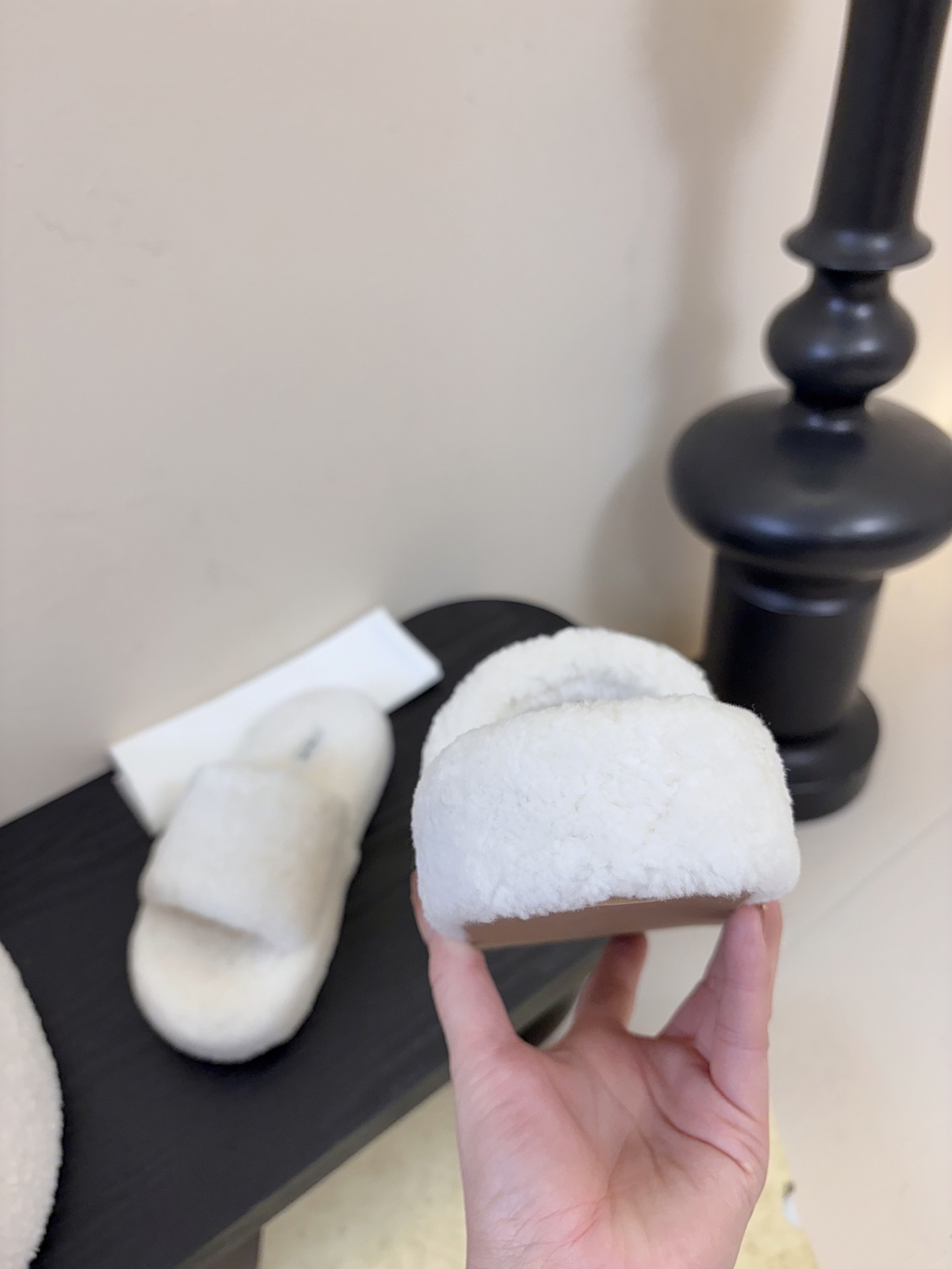 The Row 新款凉毛拖 第一眼看到这个鞋子感觉不起眼，没有过多的装饰很简单好穿是必须的，穿若无穿的上