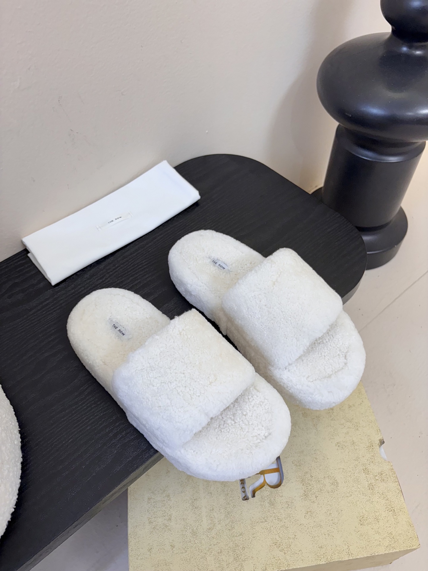 The Row 新款凉毛拖 第一眼看到这个鞋子感觉不起眼，没有过多的装饰很简单好穿是必须的，穿若无穿的上