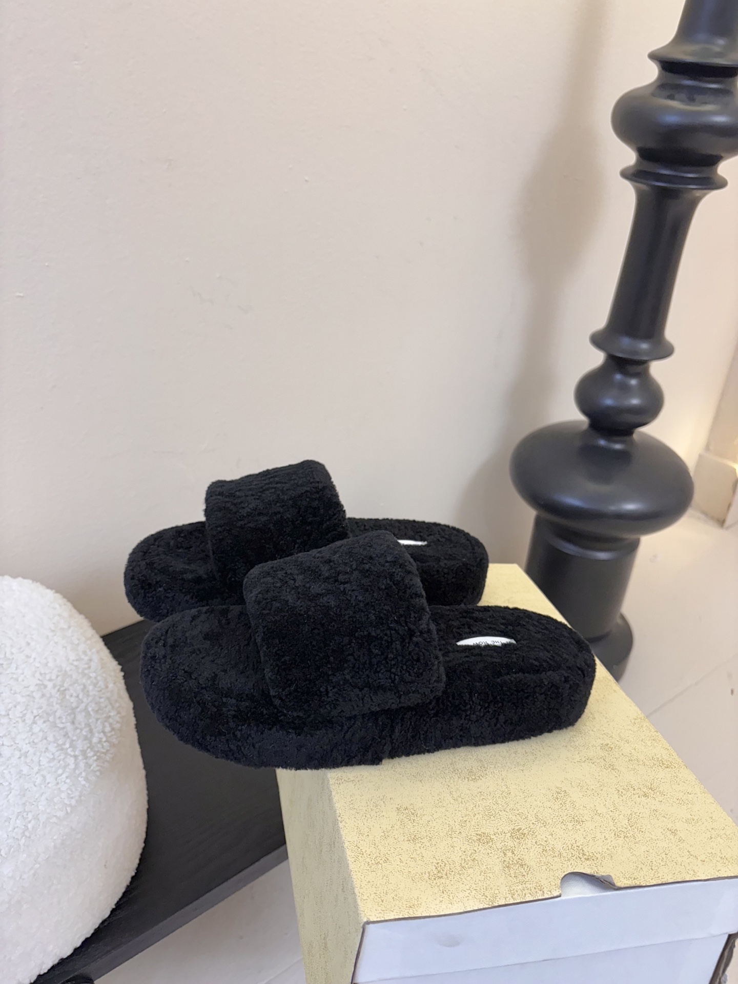 The Row 新款凉毛拖 第一眼看到这个鞋子感觉不起眼，没有过多的装饰很简单好穿是必须的，穿若无穿的上