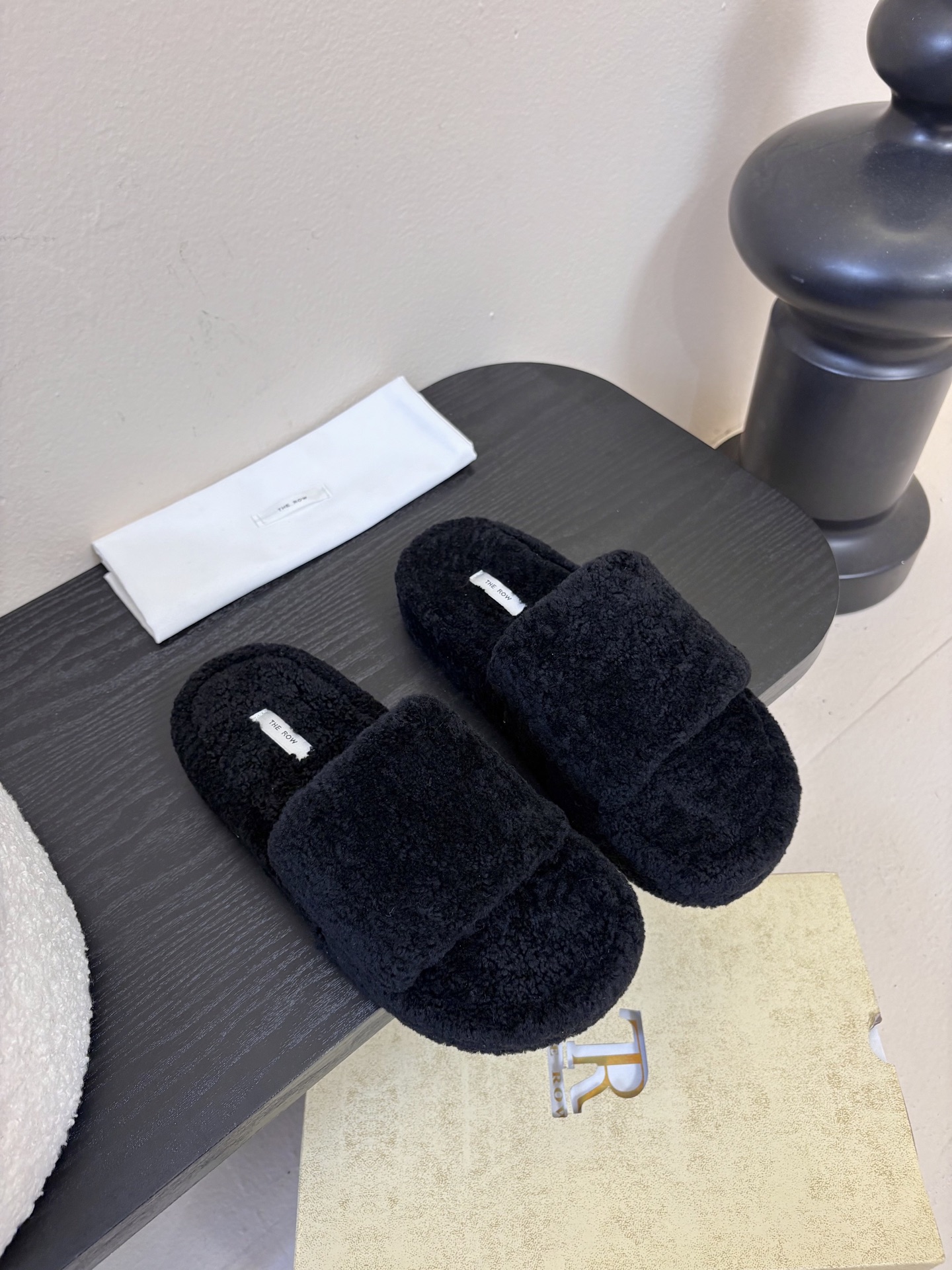 The Row 新款凉毛拖 第一眼看到这个鞋子感觉不起眼，没有过多的装饰很简单好穿是必须的，穿若无穿的上