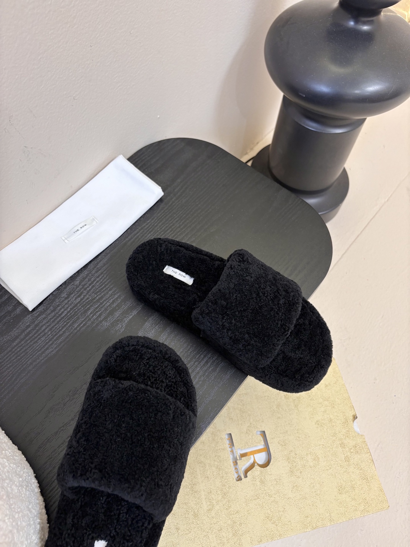 The Row 新款凉毛拖 第一眼看到这个鞋子感觉不起眼，没有过多的装饰很简单好穿是必须的，穿若无穿的上