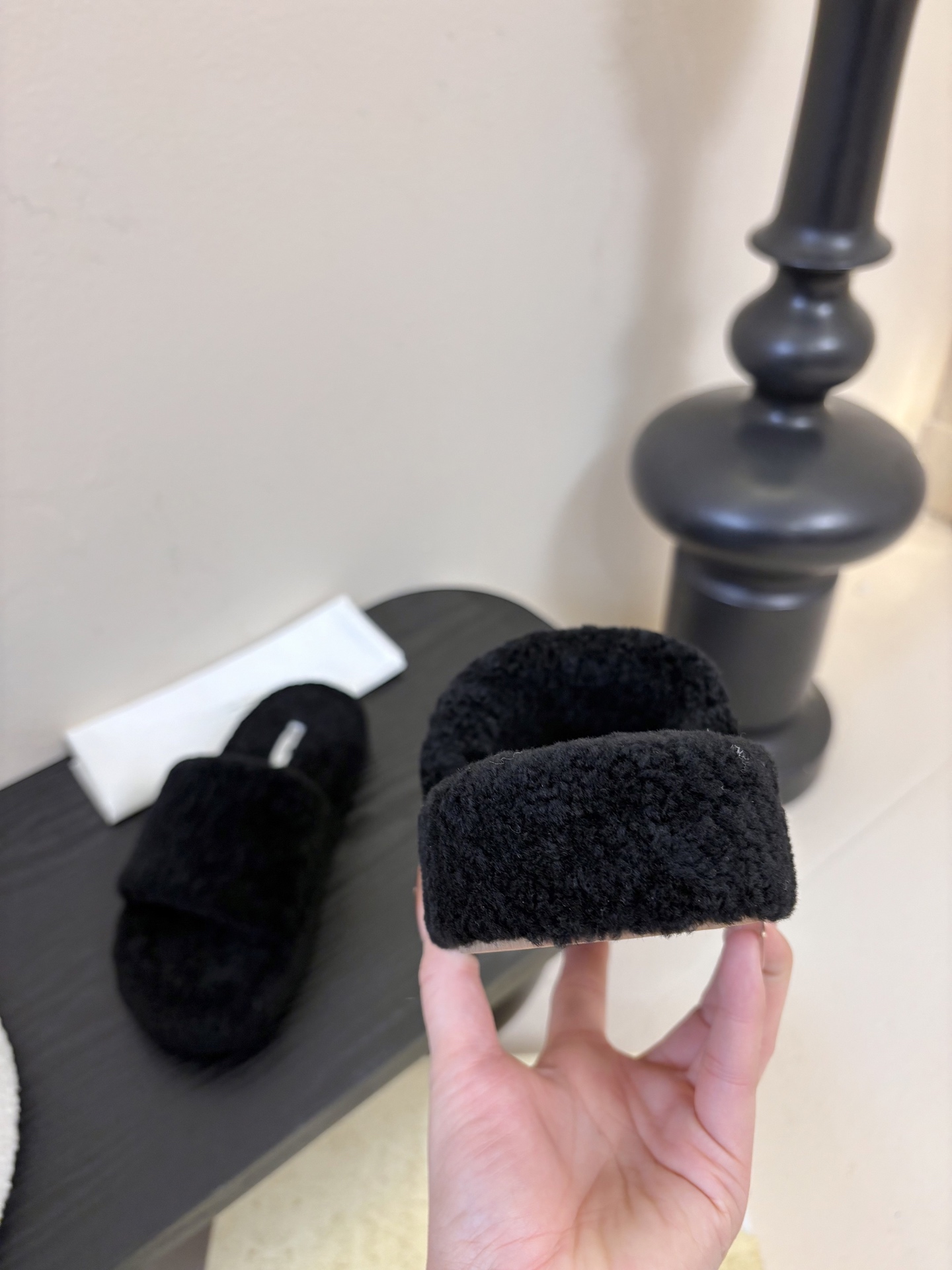 The Row 新款凉毛拖 第一眼看到这个鞋子感觉不起眼，没有过多的装饰很简单好穿是必须的，穿若无穿的上