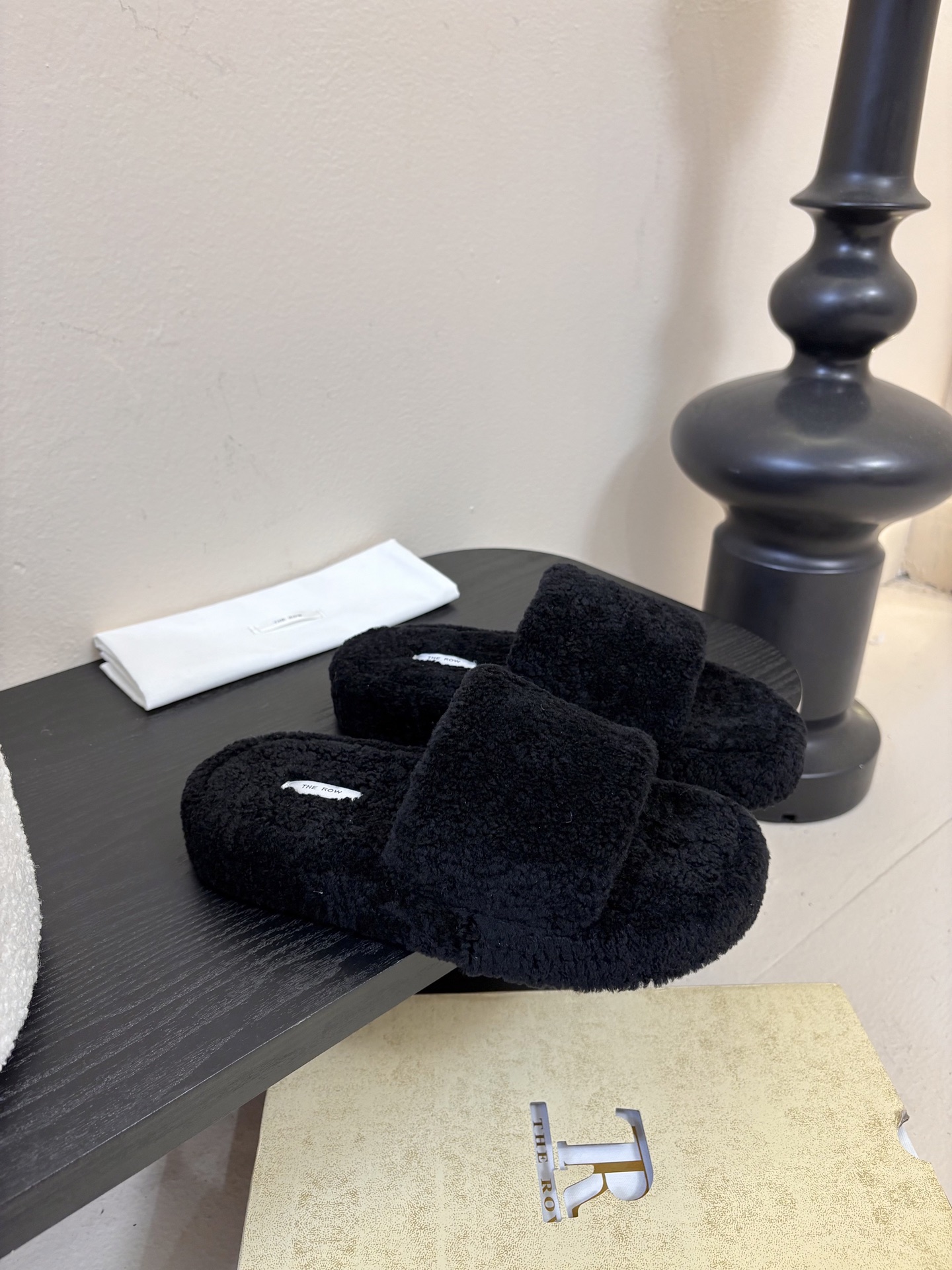 The Row 新款凉毛拖 第一眼看到这个鞋子感觉不起眼，没有过多的装饰很简单好穿是必须的，穿若无穿的上