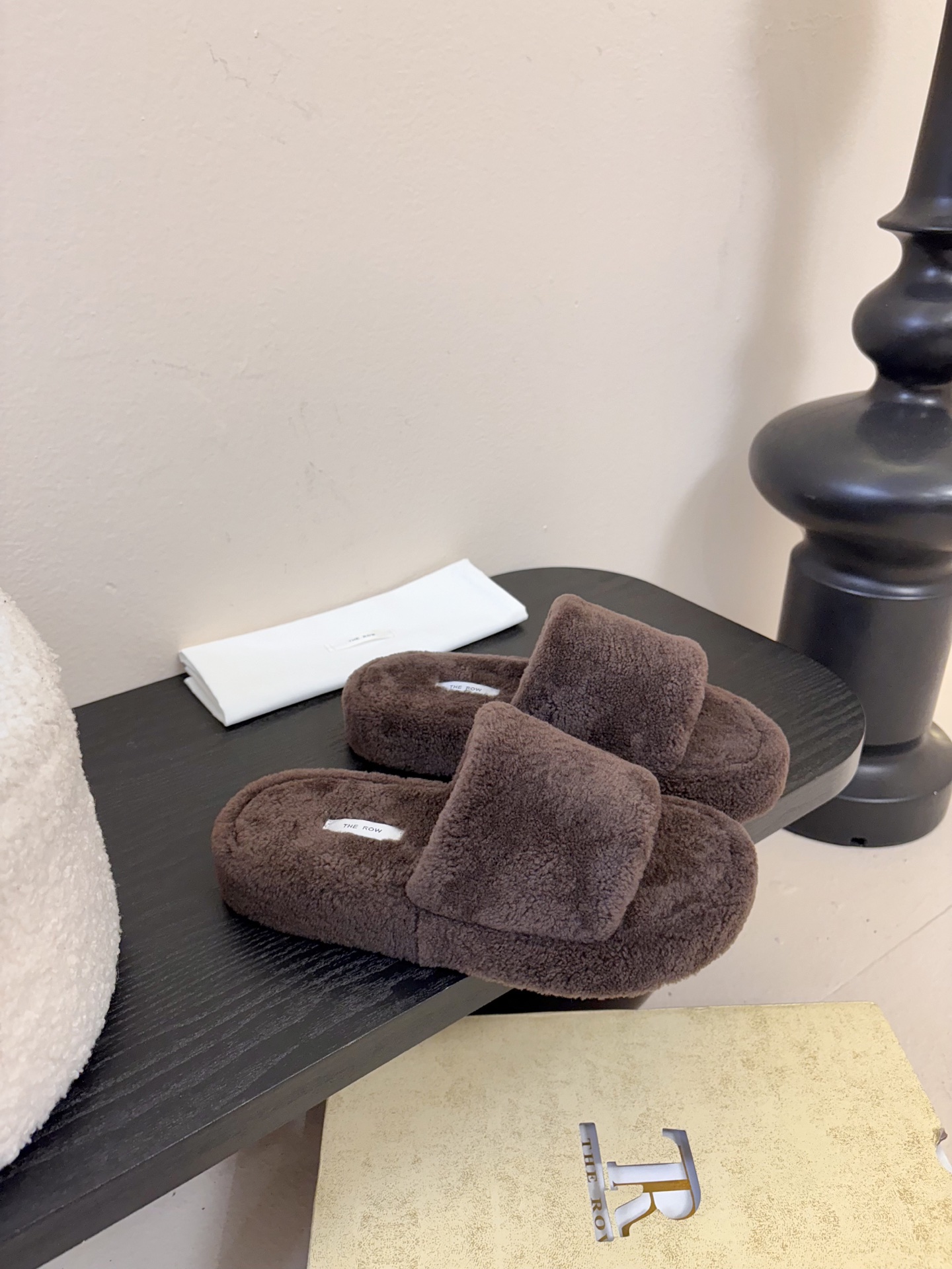 The Row 新款凉毛拖 第一眼看到这个鞋子感觉不起眼，没有过多的装饰很简单好穿是必须的，穿若无穿的上