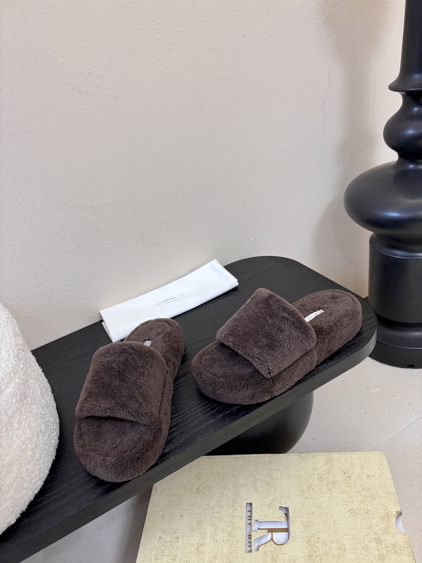 The Row 新款凉毛拖 第一眼看到这个鞋子感觉不起眼，没有过多的装饰很简单好穿是必须的，穿若无穿的上