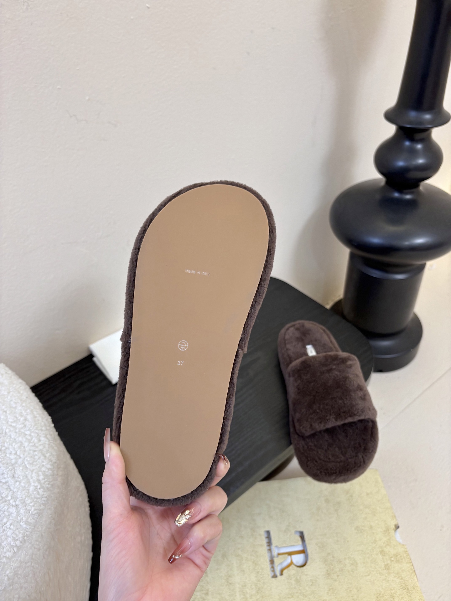 The Row 新款凉毛拖 第一眼看到这个鞋子感觉不起眼，没有过多的装饰很简单好穿是必须的，穿若无穿的上