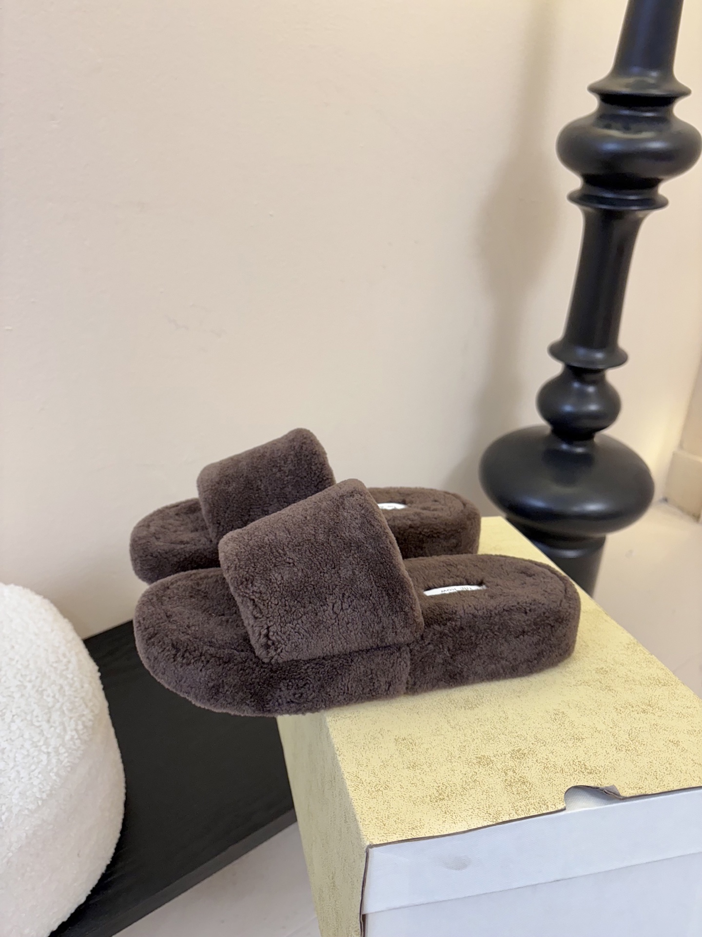 The Row 新款凉毛拖 第一眼看到这个鞋子感觉不起眼，没有过多的装饰很简单好穿是必须的，穿若无穿的上