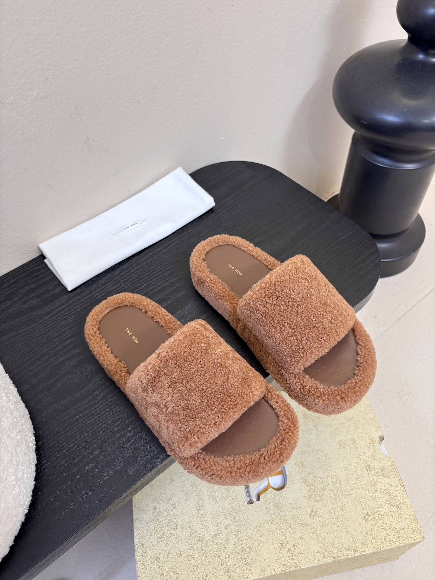 The Row 新款凉毛拖 第一眼看到这个鞋子感觉不起眼，没有过多的装饰很简单好穿是必须的，穿若无穿的上