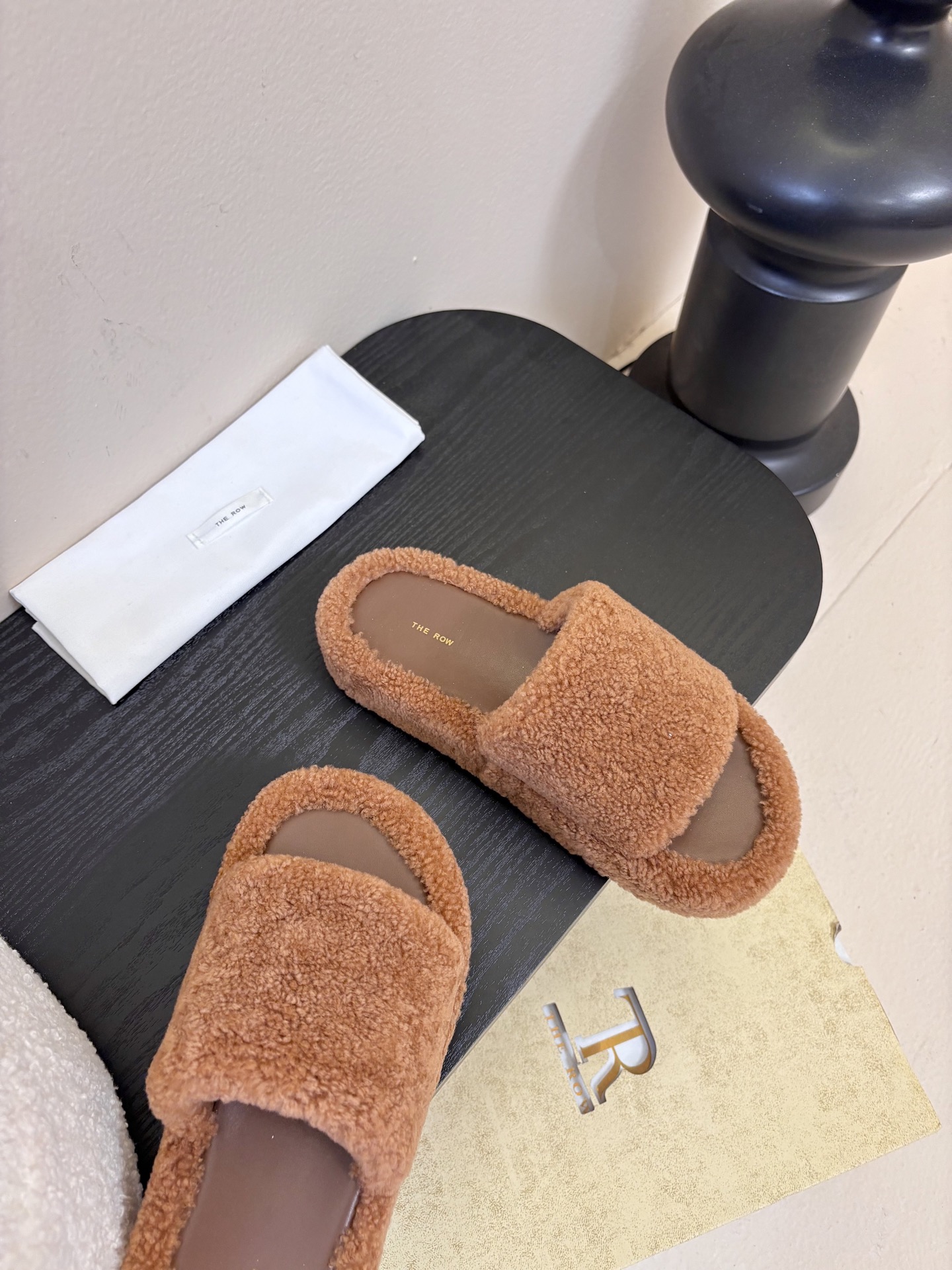 The Row 新款凉毛拖 第一眼看到这个鞋子感觉不起眼，没有过多的装饰很简单好穿是必须的，穿若无穿的上