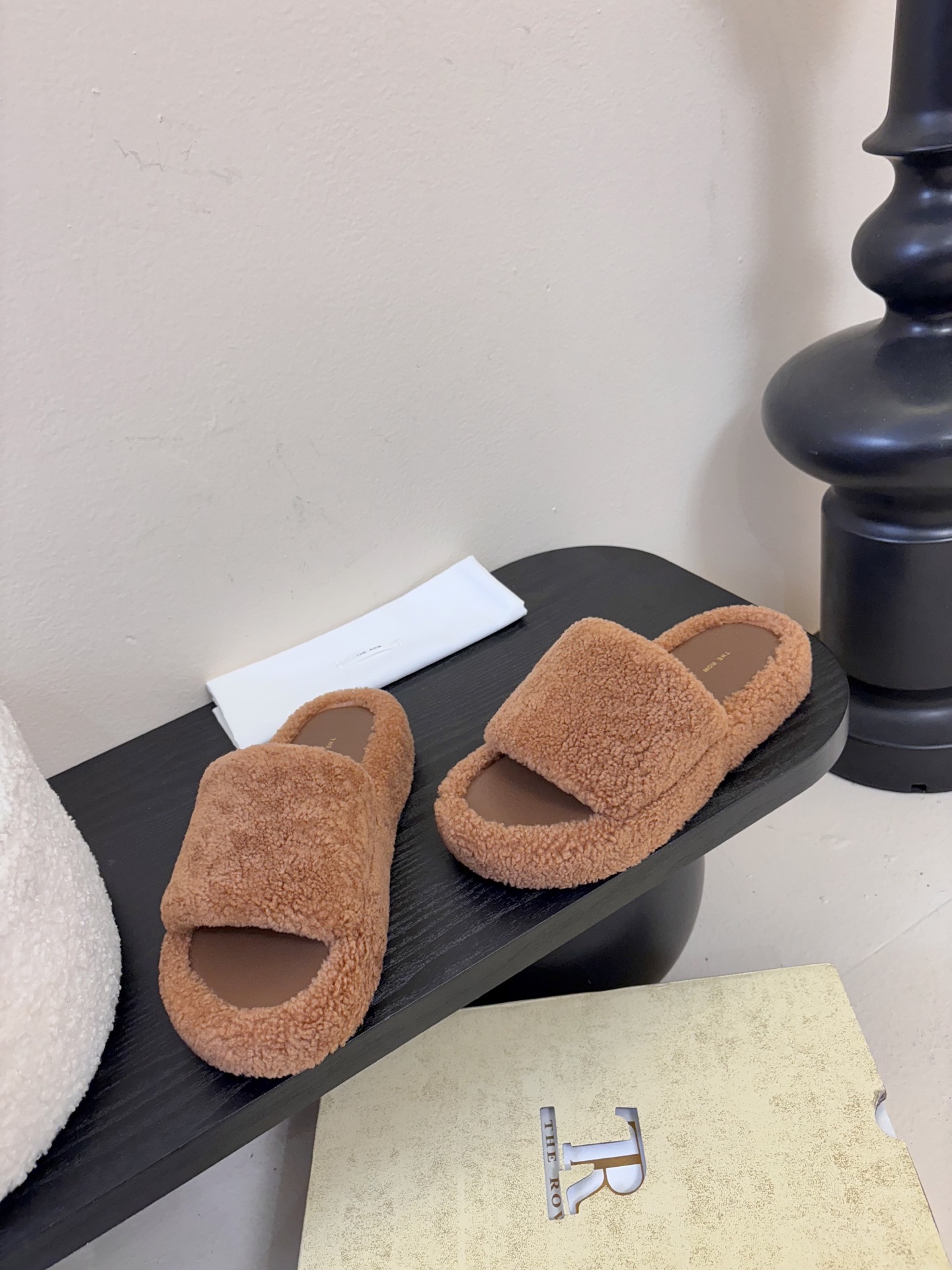 The Row 新款凉毛拖 第一眼看到这个鞋子感觉不起眼，没有过多的装饰很简单好穿是必须的，穿若无穿的上