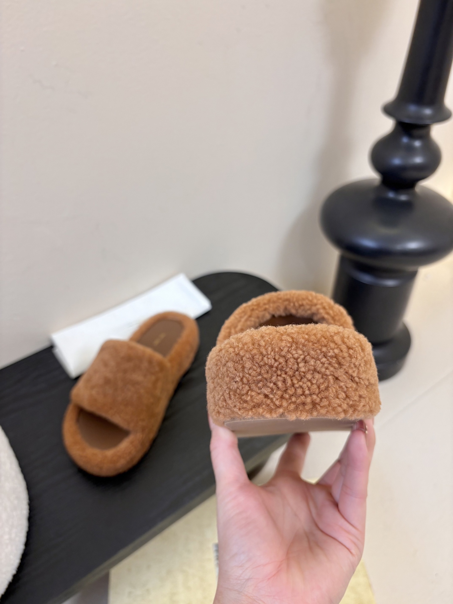 The Row 新款凉毛拖 第一眼看到这个鞋子感觉不起眼，没有过多的装饰很简单好穿是必须的，穿若无穿的上