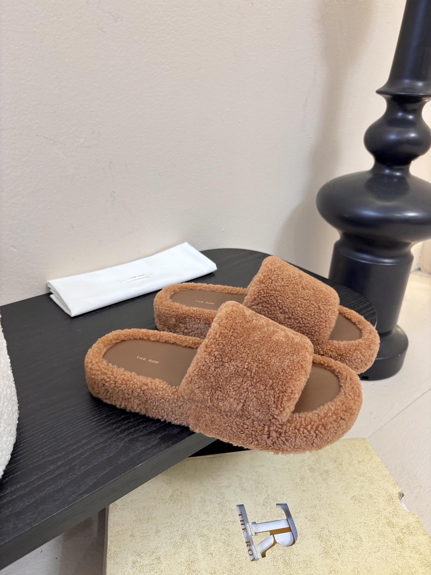 The Row 新款凉毛拖 第一眼看到这个鞋子感觉不起眼，没有过多的装饰很简单好穿是必须的，穿若无穿的上