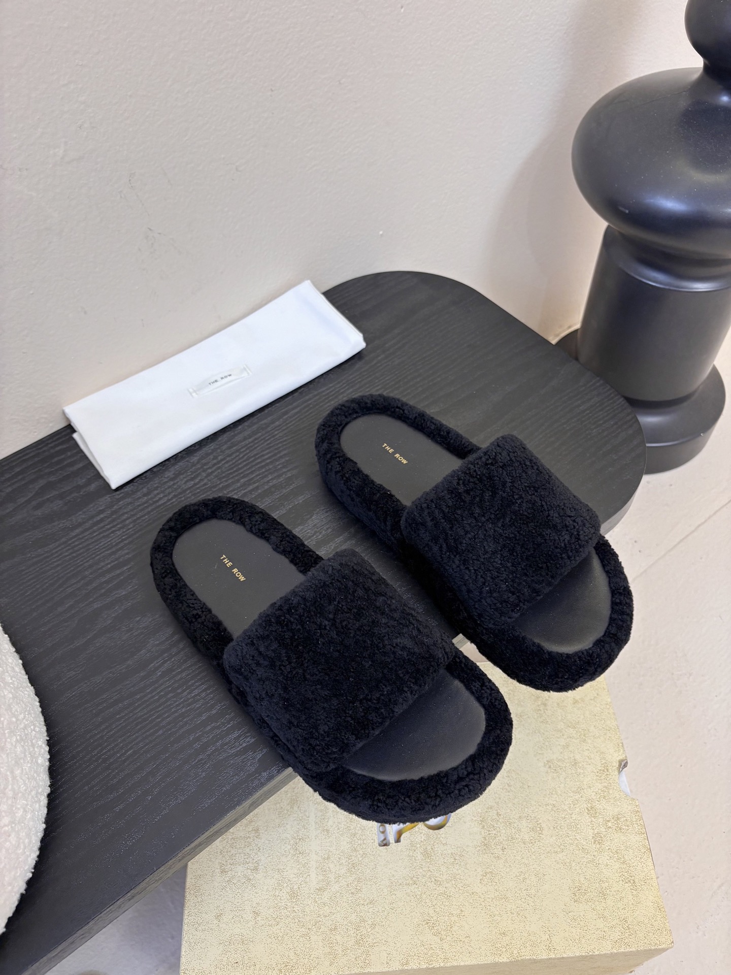 The Row 新款凉毛拖 第一眼看到这个鞋子感觉不起眼，没有过多的装饰很简单好穿是必须的，穿若无穿的上