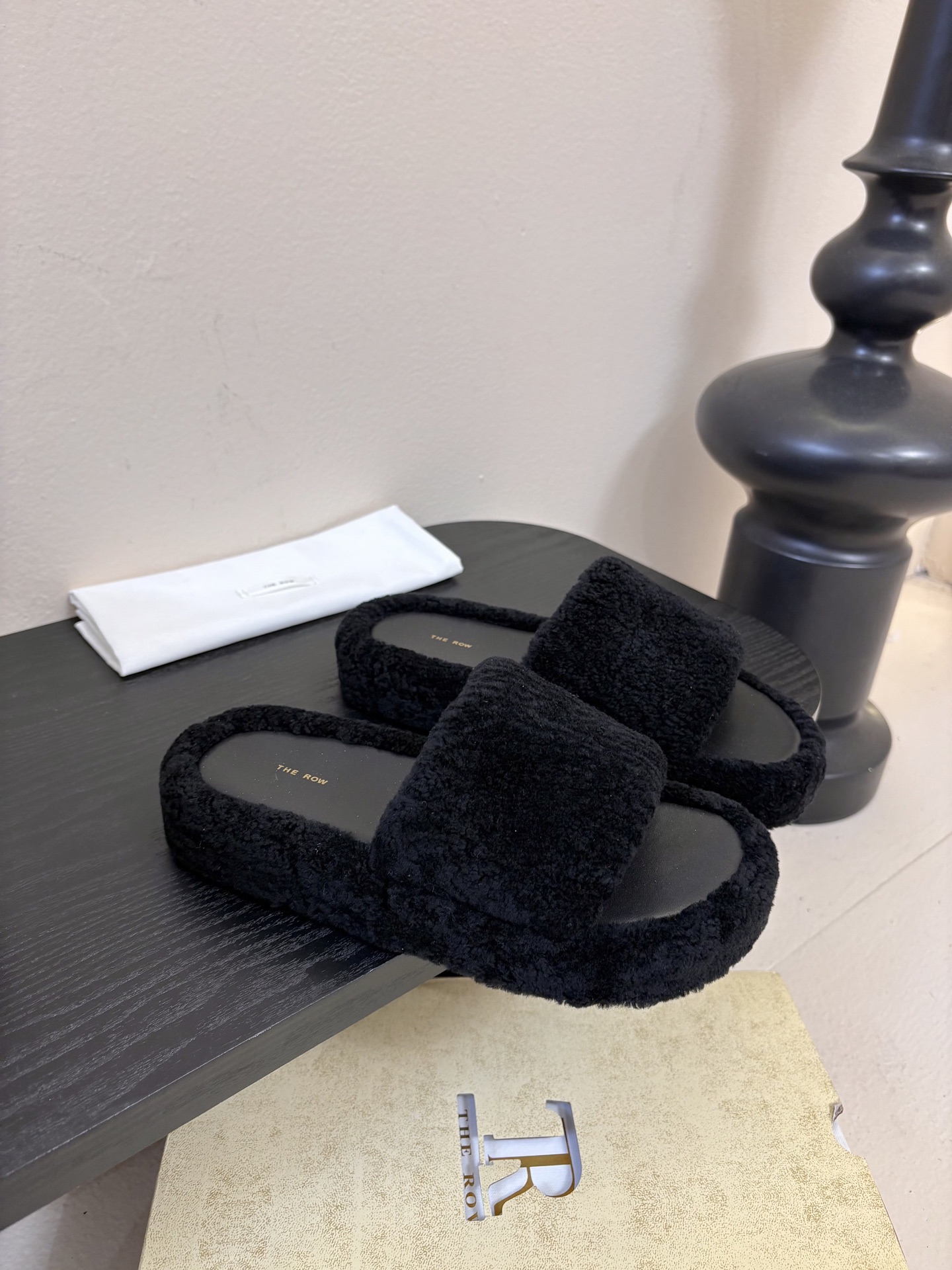 The Row 新款凉毛拖 第一眼看到这个鞋子感觉不起眼，没有过多的装饰很简单好穿是必须的，穿若无穿的上