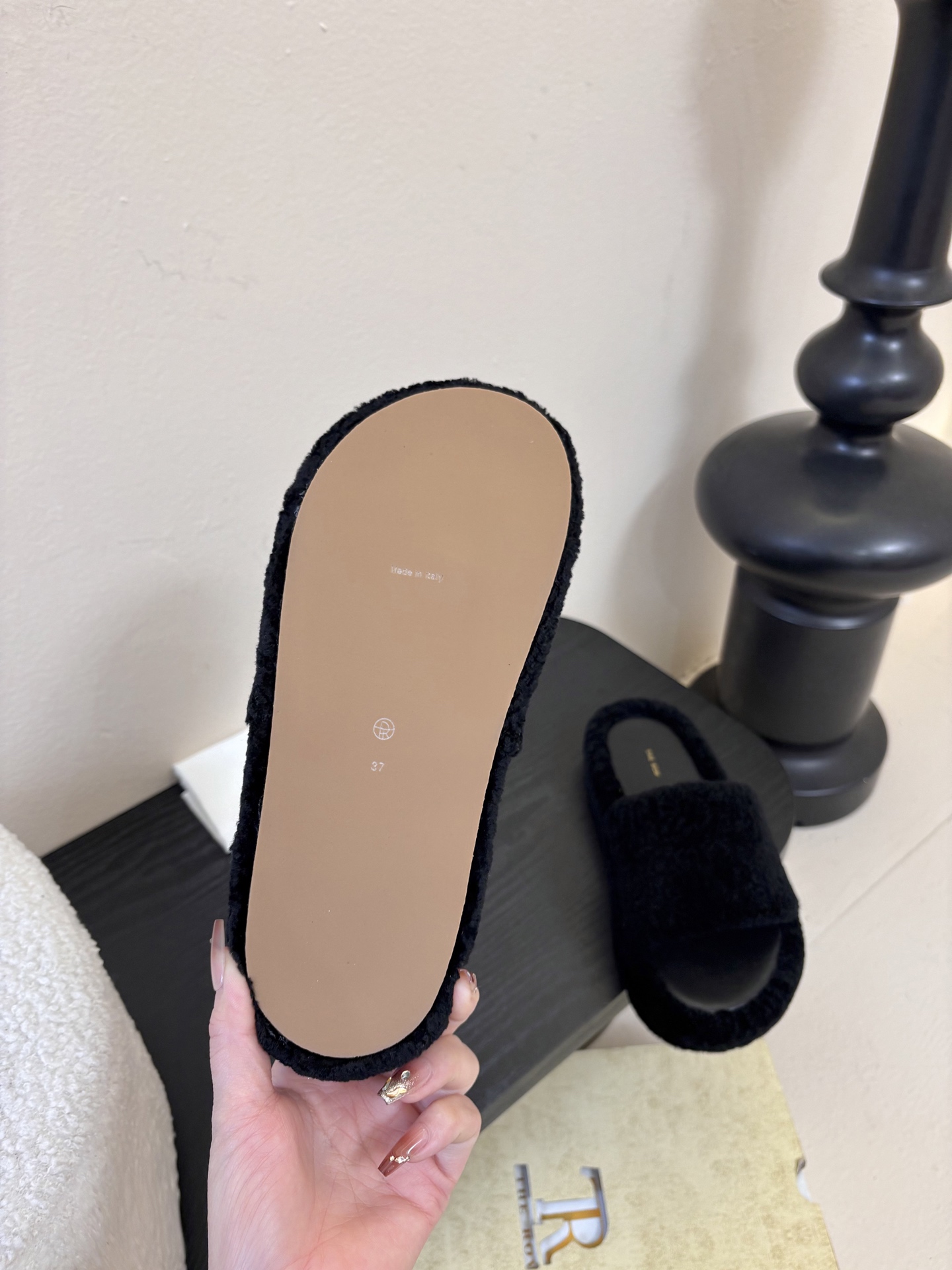 The Row 新款凉毛拖 第一眼看到这个鞋子感觉不起眼，没有过多的装饰很简单好穿是必须的，穿若无穿的上