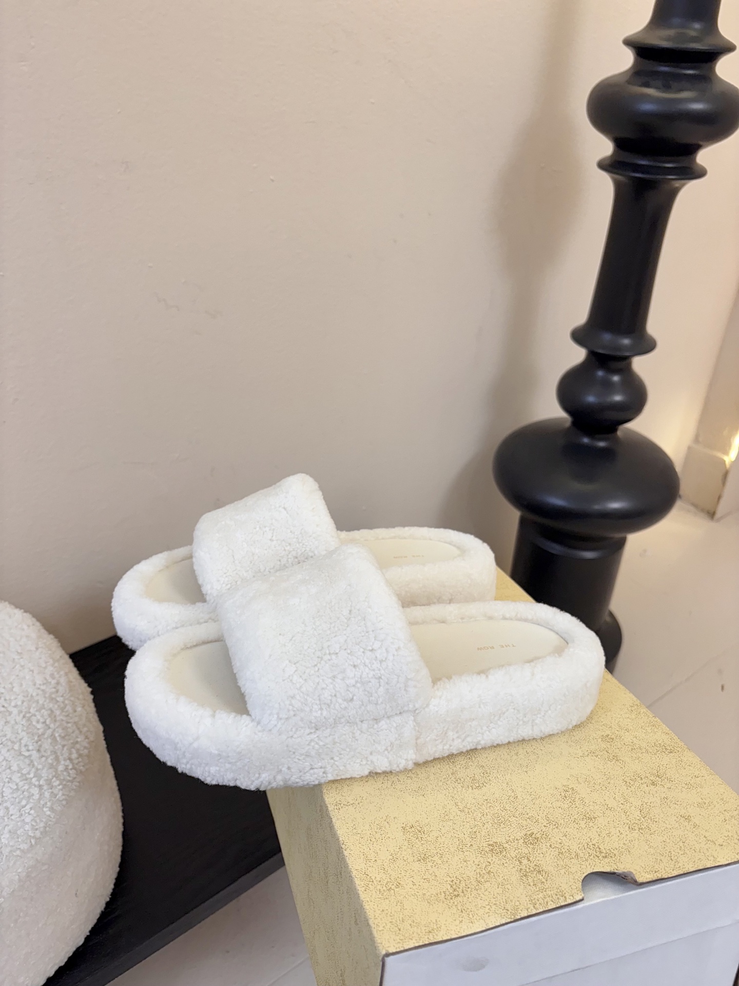 The Row 新款凉毛拖 第一眼看到这个鞋子感觉不起眼，没有过多的装饰很简单好穿是必须的，穿若无穿的上