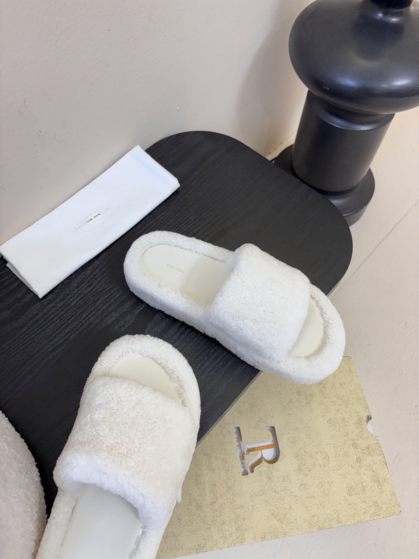 The Row 新款凉毛拖 第一眼看到这个鞋子感觉不起眼，没有过多的装饰很简单好穿是必须的，穿若无穿的上