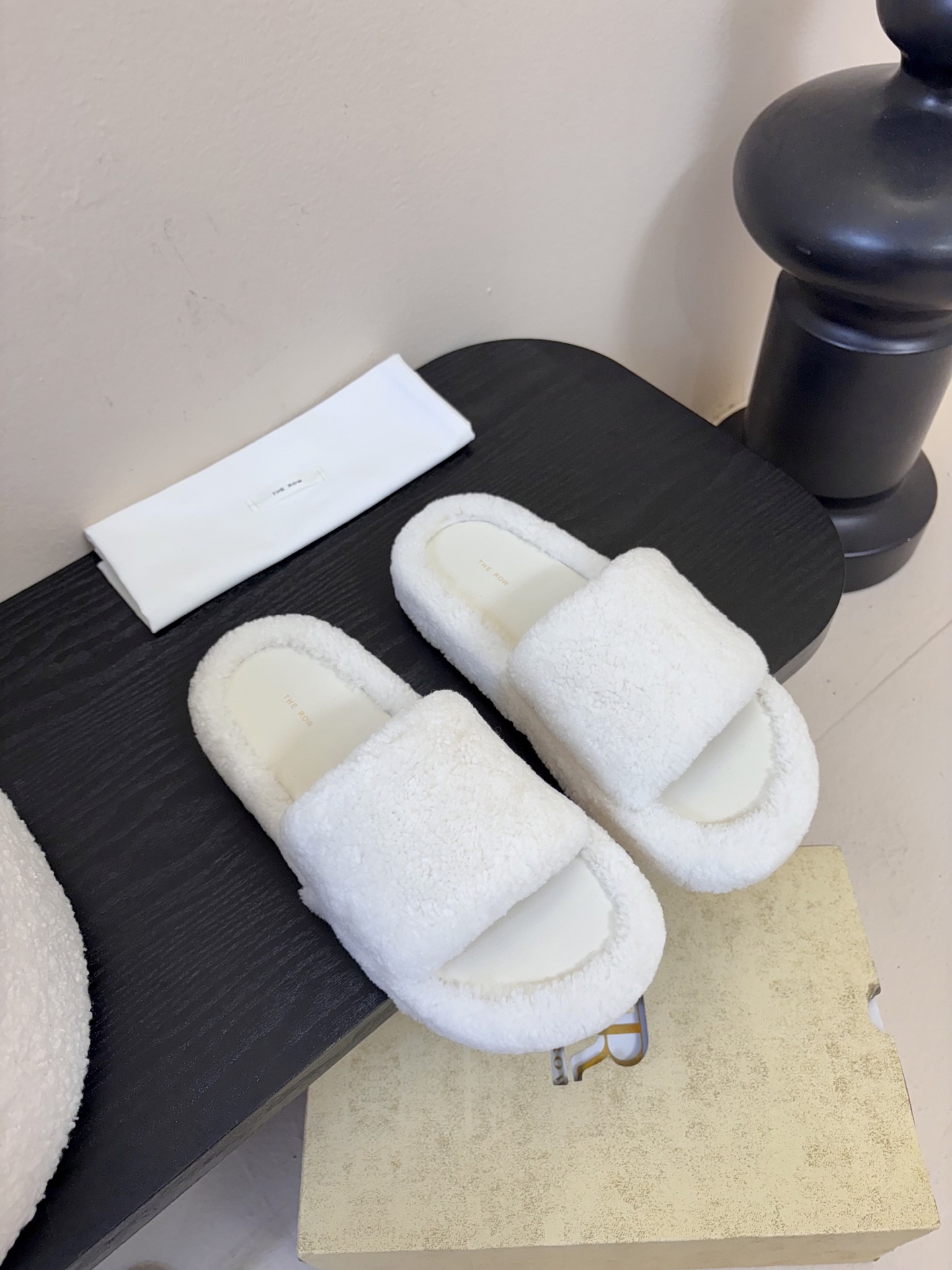 The Row 新款凉毛拖 第一眼看到这个鞋子感觉不起眼，没有过多的装饰很简单好穿是必须的，穿若无穿的上