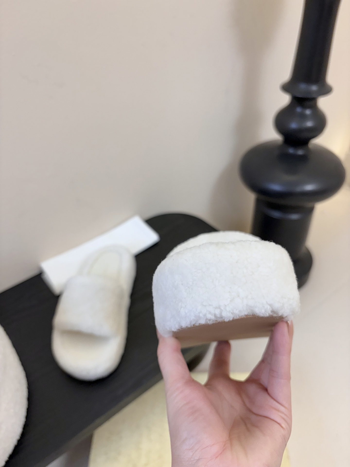 The Row 新款凉毛拖 第一眼看到这个鞋子感觉不起眼，没有过多的装饰很简单好穿是必须的，穿若无穿的上