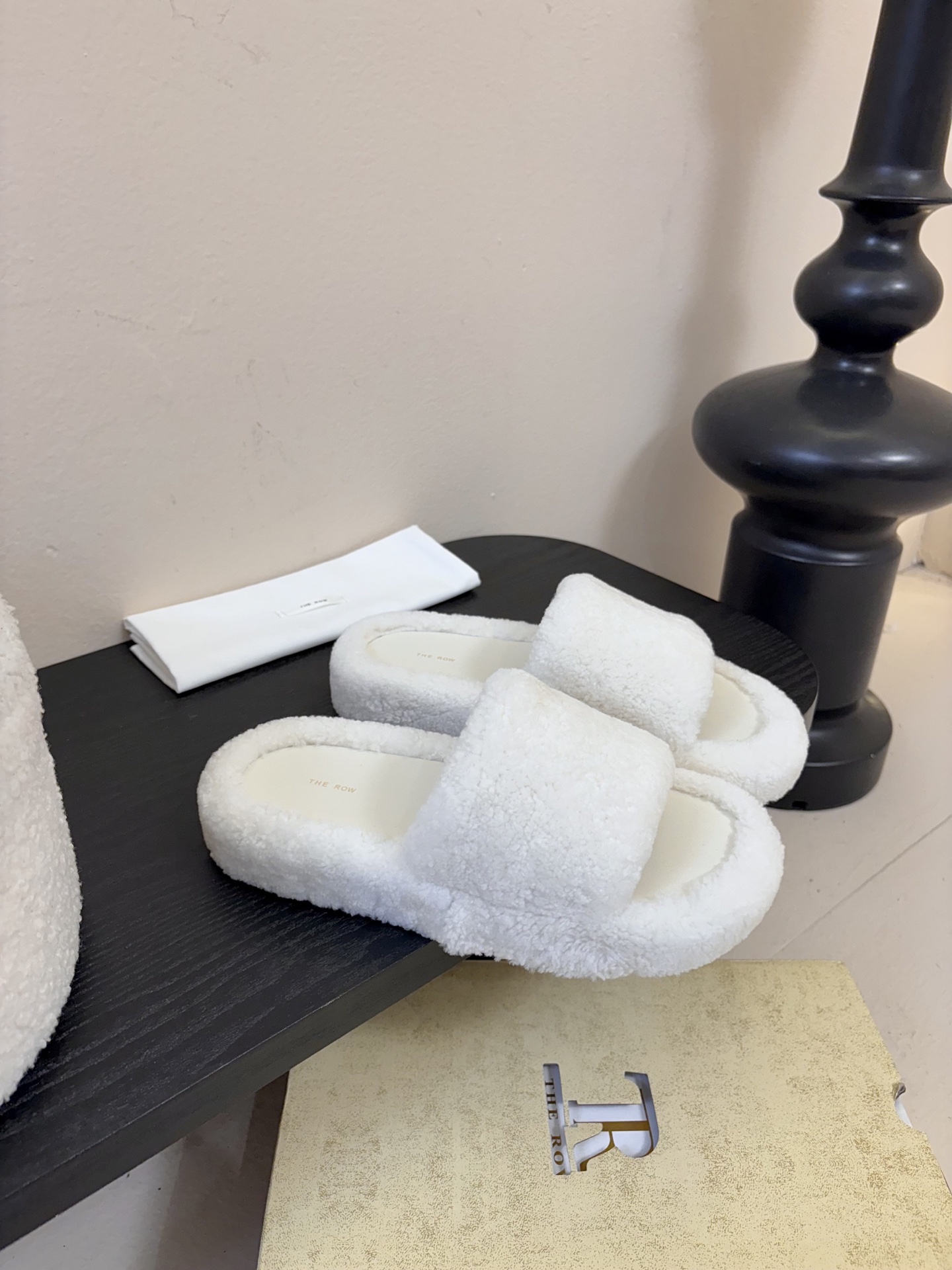 The Row 新款凉毛拖 第一眼看到这个鞋子感觉不起眼，没有过多的装饰很简单好穿是必须的，穿若无穿的上