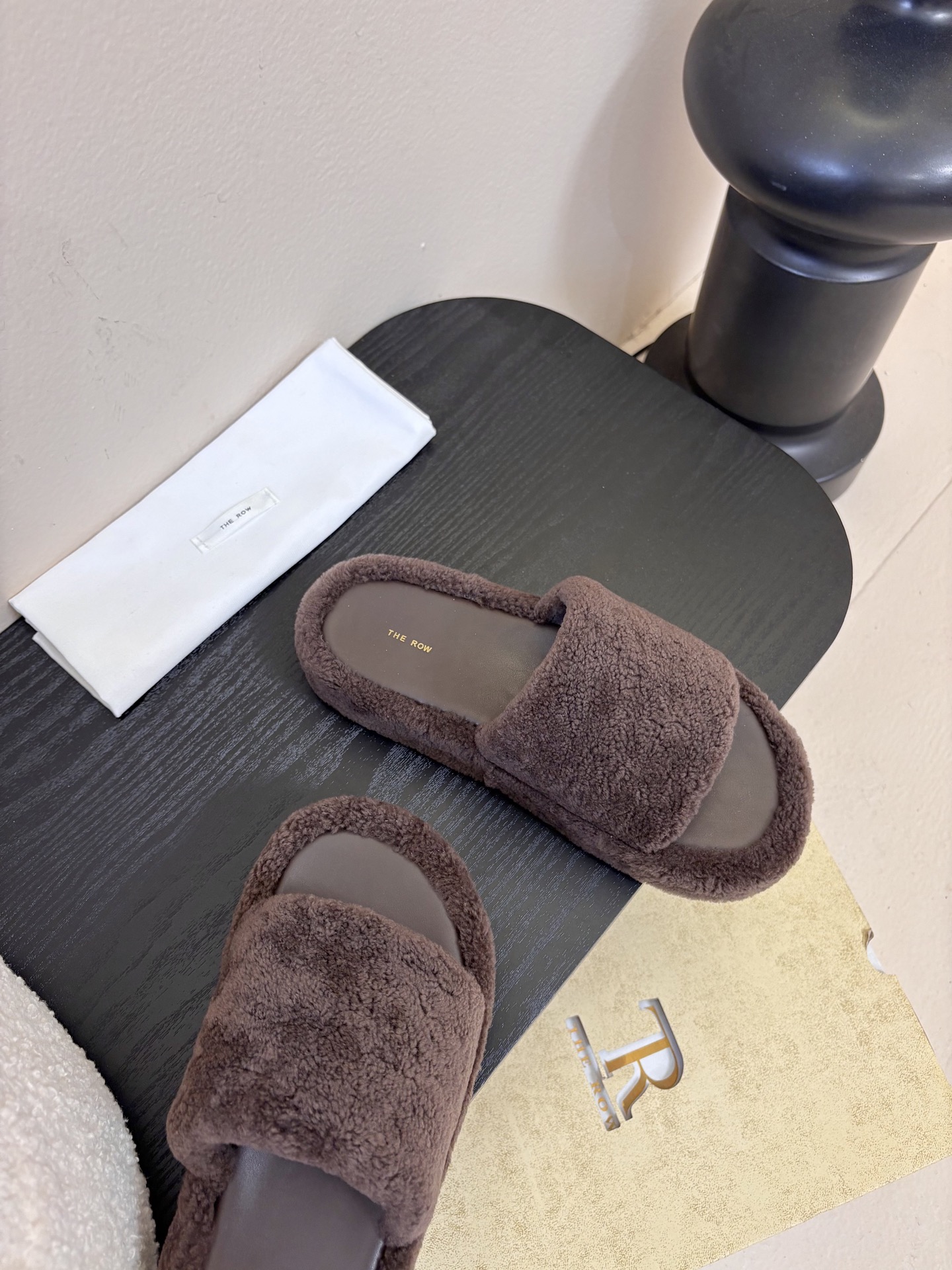 The Row 新款凉毛拖 第一眼看到这个鞋子感觉不起眼，没有过多的装饰很简单好穿是必须的，穿若无穿的上