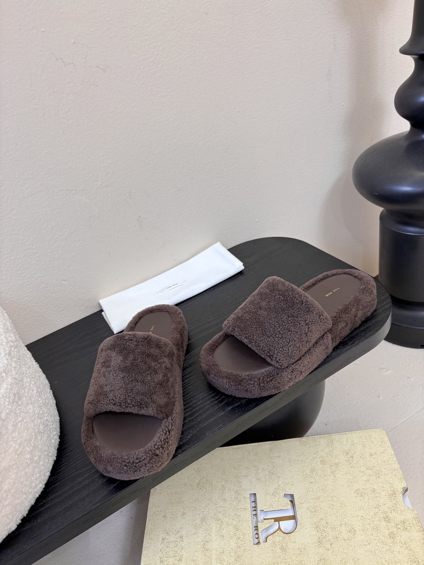 The Row 新款凉毛拖 第一眼看到这个鞋子感觉不起眼，没有过多的装饰很简单好穿是必须的，穿若无穿的上