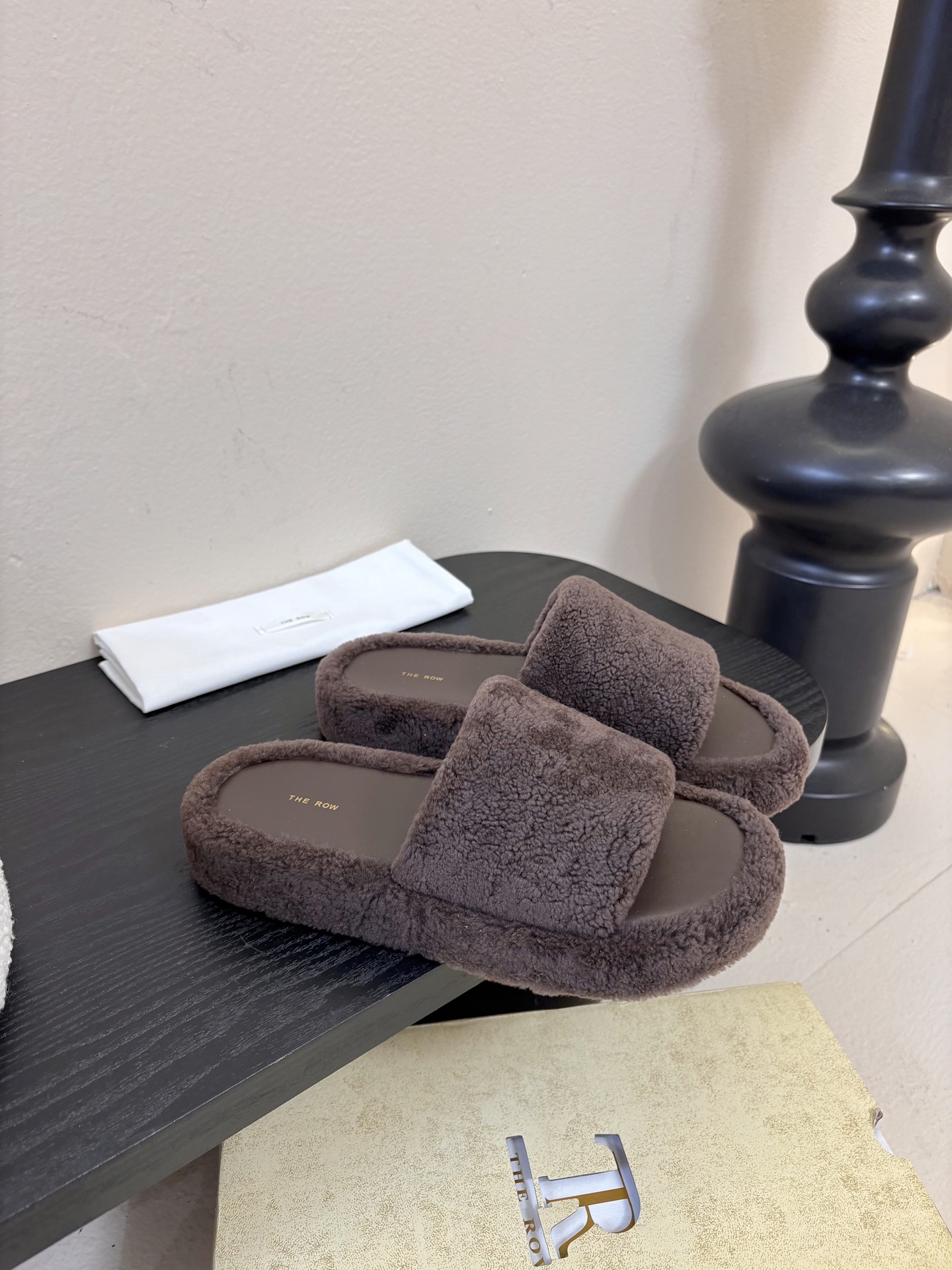 The Row 新款凉毛拖 第一眼看到这个鞋子感觉不起眼，没有过多的装饰很简单好穿是必须的，穿若无穿的上