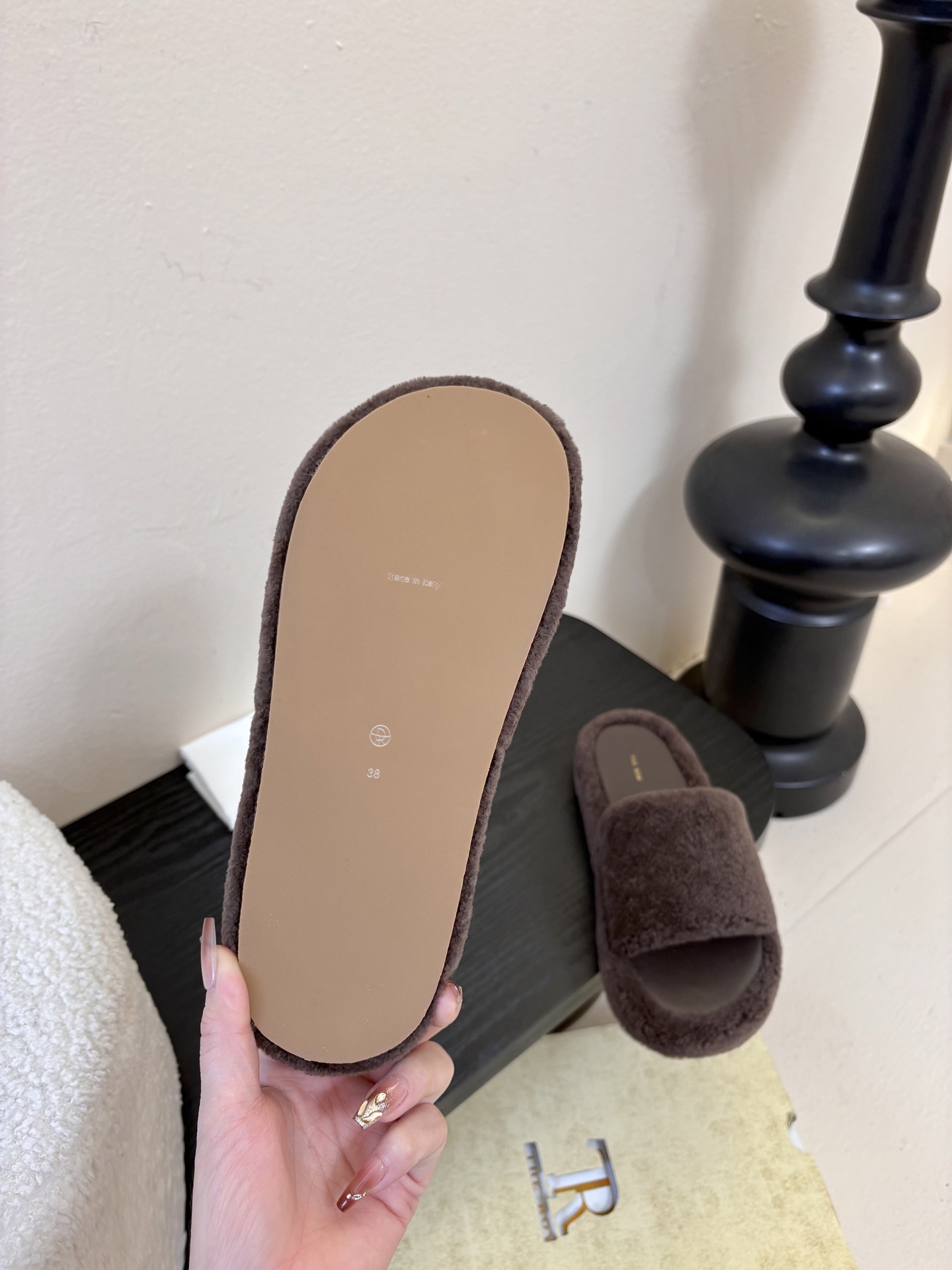 The Row 新款凉毛拖 第一眼看到这个鞋子感觉不起眼，没有过多的装饰很简单好穿是必须的，穿若无穿的上