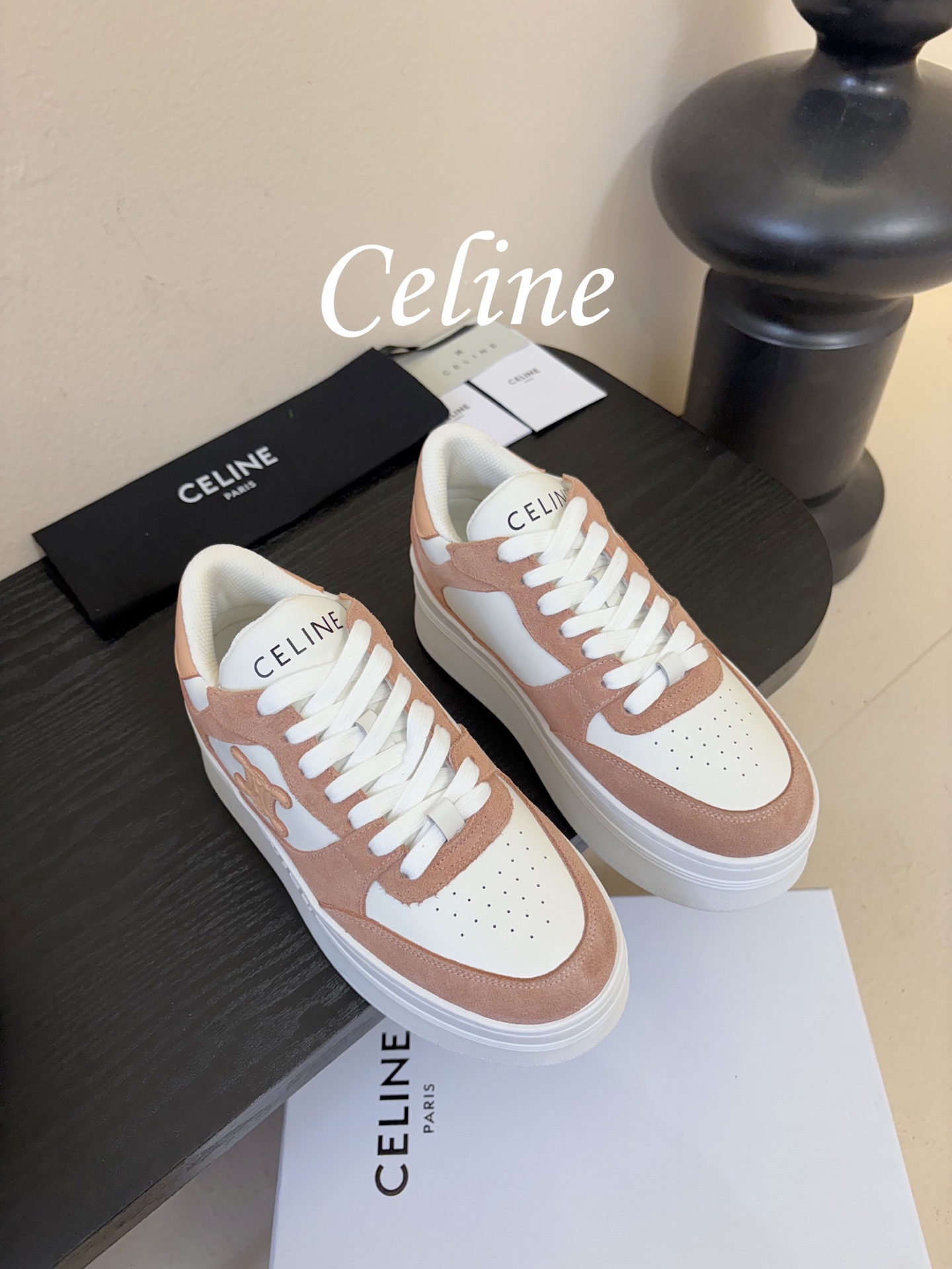 Celin*25ss 经典款厚底运动鞋小白鞋休闲鞋经典低帮板鞋轮廓，线条简约利落，推出纯白、米灰拼色、焦