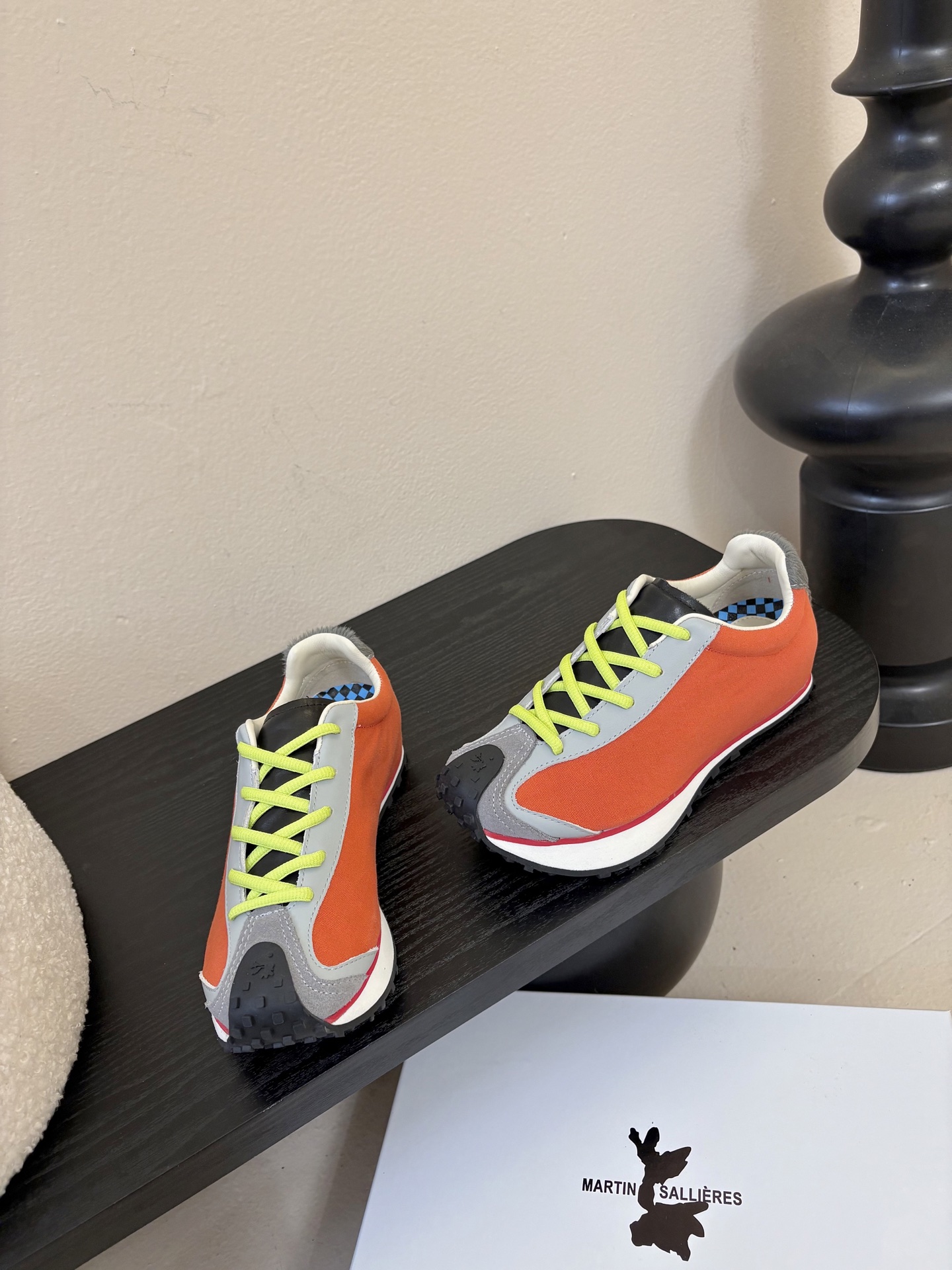 MARTIN SALLIERES潮流运动鞋融合户外功能性与都市潮流感，采用标志性的流线型鞋身设计，搭配大