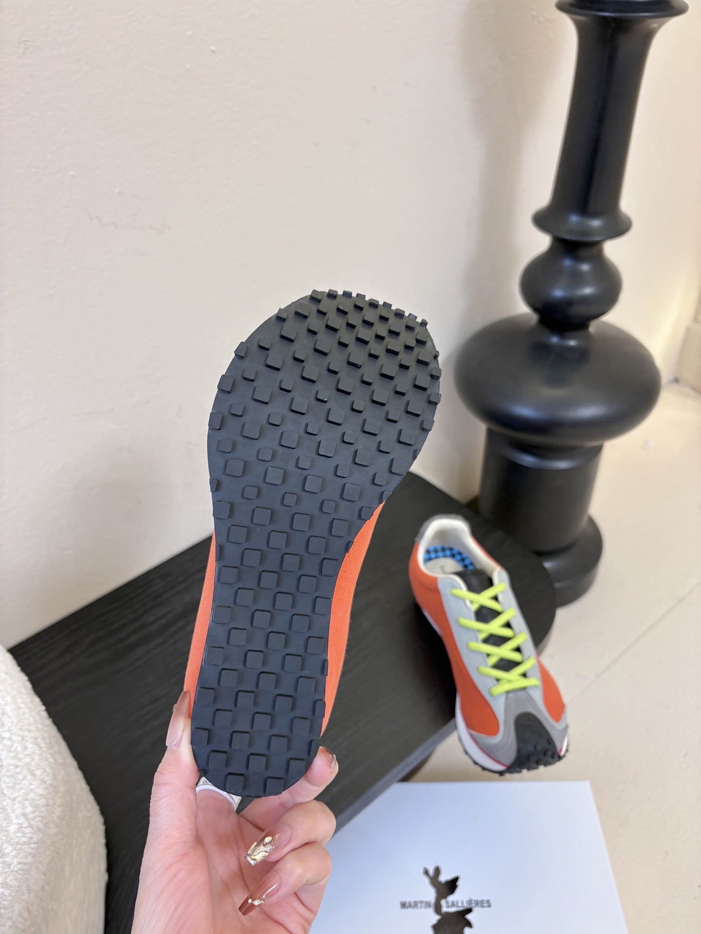 MARTIN SALLIERES潮流运动鞋融合户外功能性与都市潮流感，采用标志性的流线型鞋身设计，搭配大