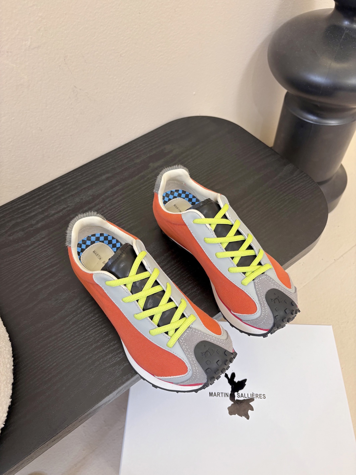 MARTIN SALLIERES潮流运动鞋融合户外功能性与都市潮流感，采用标志性的流线型鞋身设计，搭配大