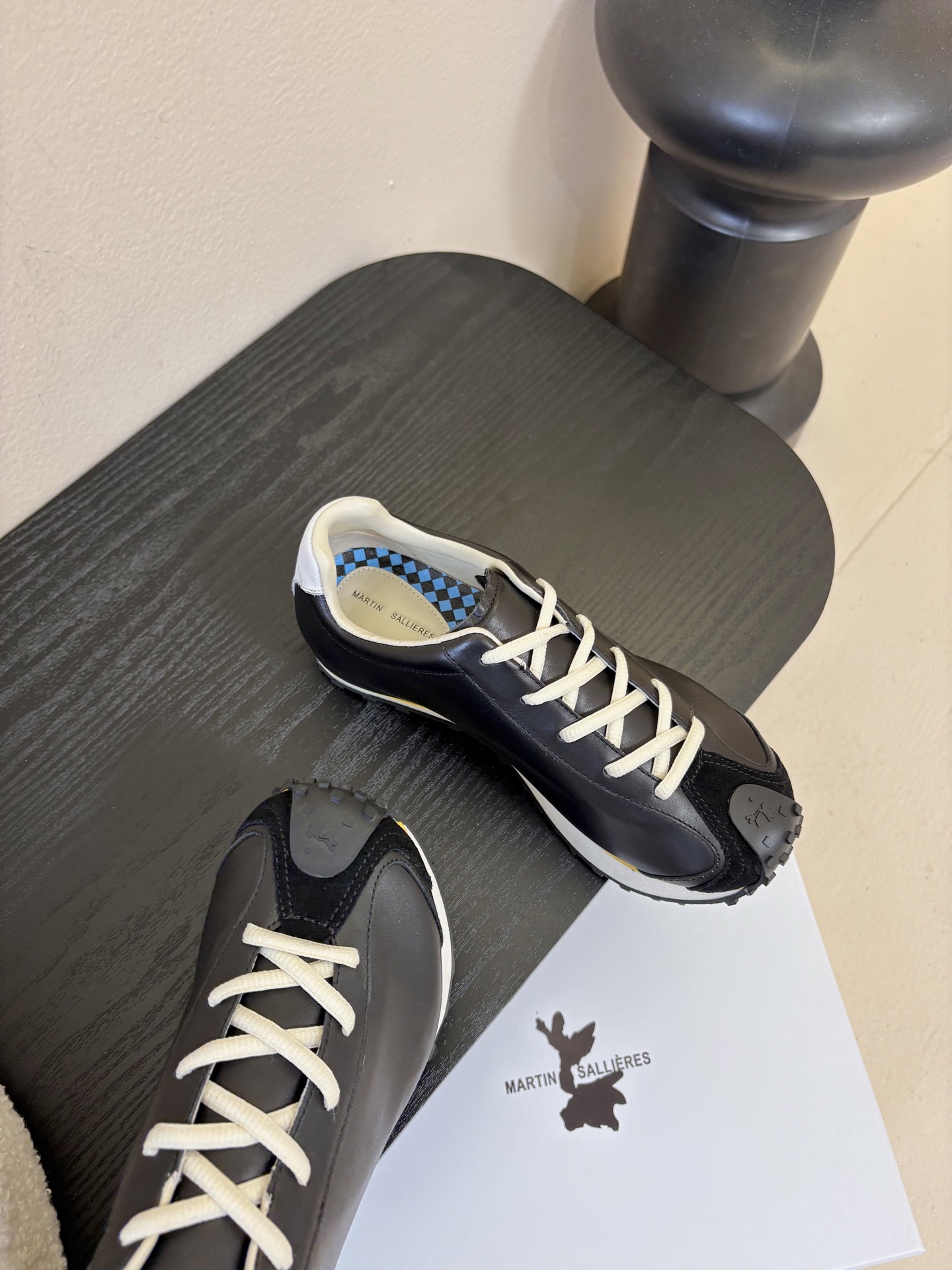 MARTIN SALLIERES潮流运动鞋融合户外功能性与都市潮流感，采用标志性的流线型鞋身设计，搭配大