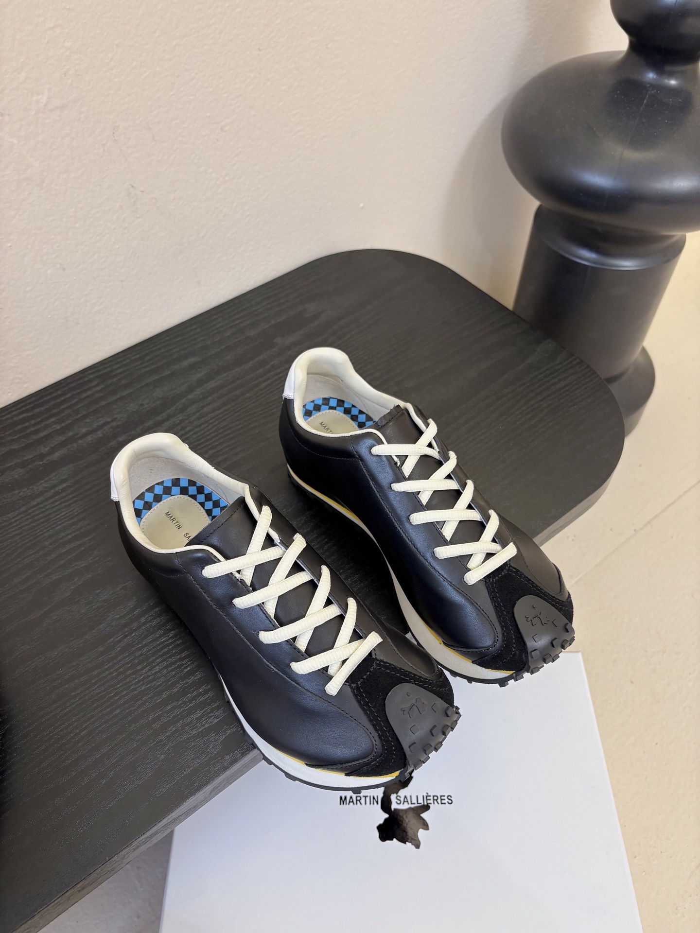 MARTIN SALLIERES潮流运动鞋融合户外功能性与都市潮流感，采用标志性的流线型鞋身设计，搭配大
