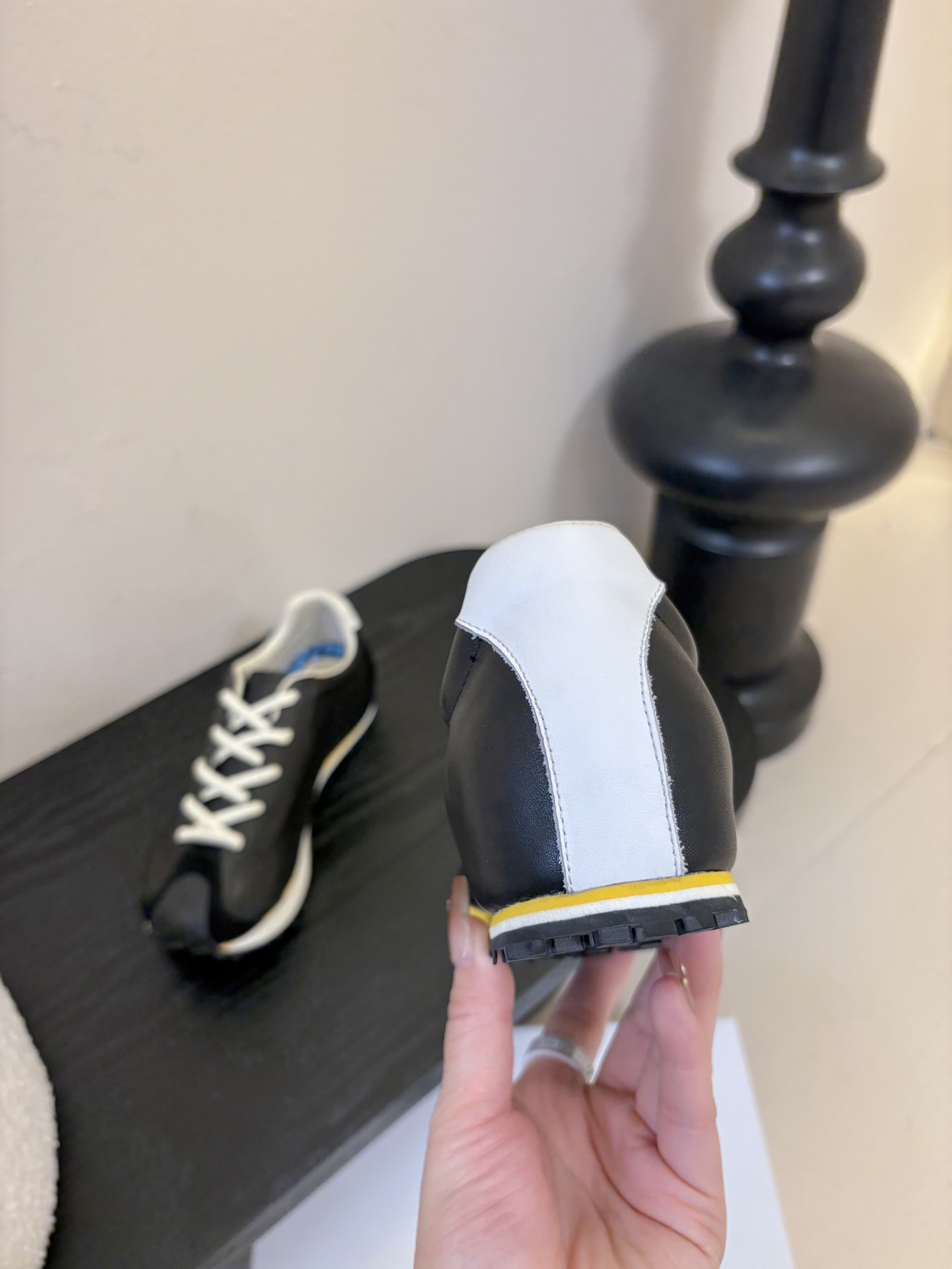 MARTIN SALLIERES潮流运动鞋融合户外功能性与都市潮流感，采用标志性的流线型鞋身设计，搭配大