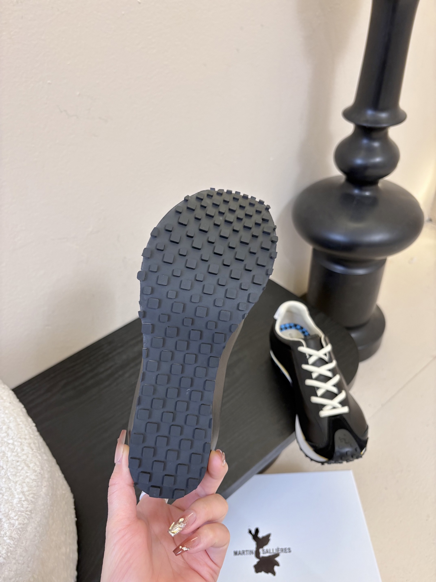 MARTIN SALLIERES潮流运动鞋融合户外功能性与都市潮流感，采用标志性的流线型鞋身设计，搭配大