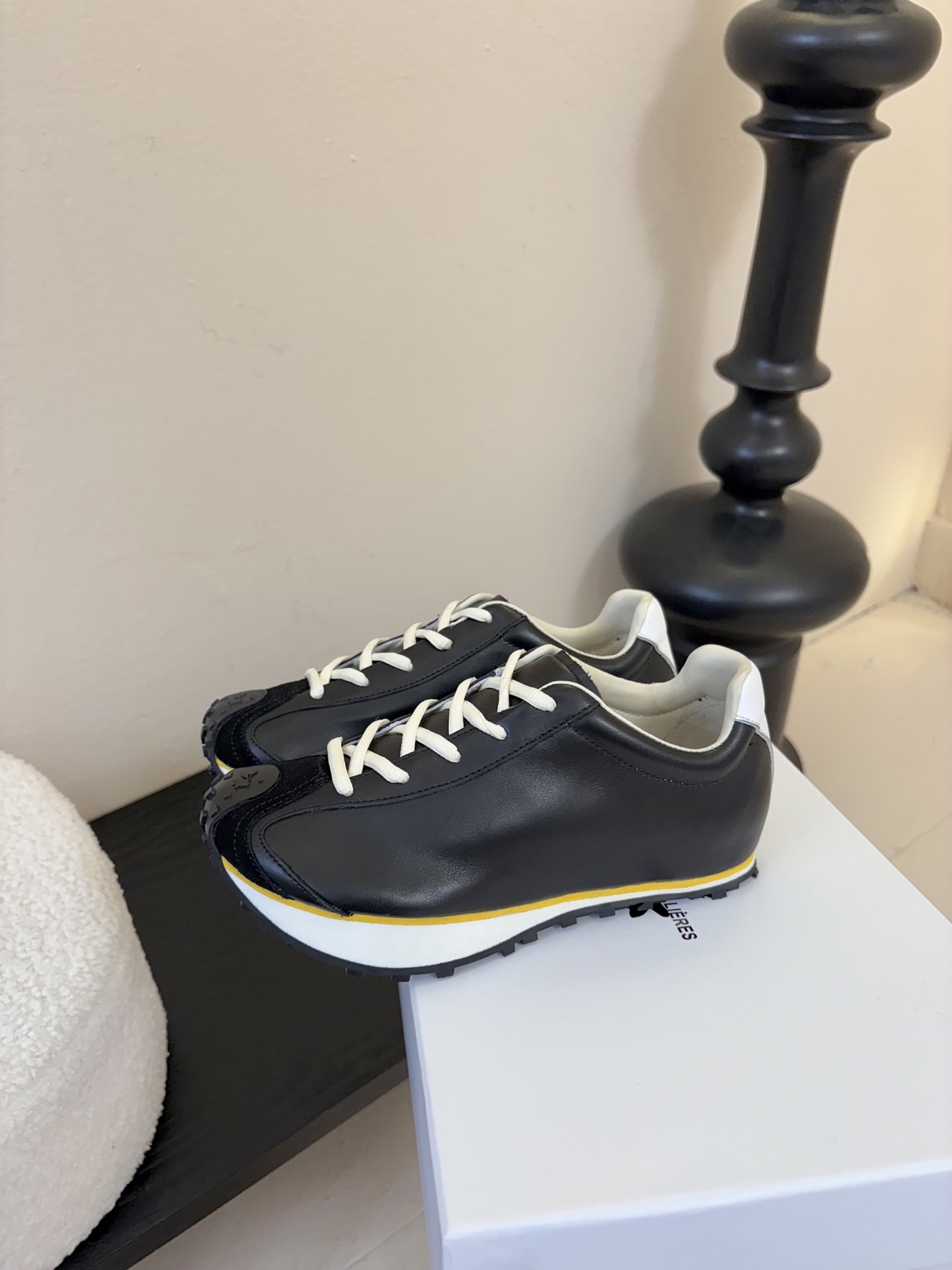 MARTIN SALLIERES潮流运动鞋融合户外功能性与都市潮流感，采用标志性的流线型鞋身设计，搭配大