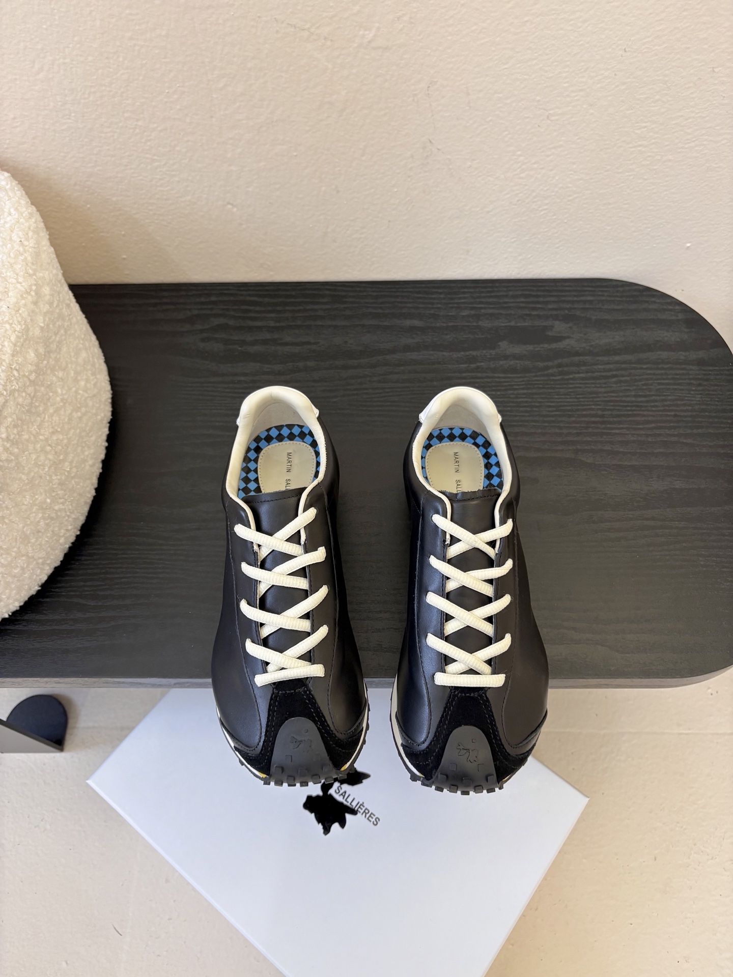 MARTIN SALLIERES潮流运动鞋融合户外功能性与都市潮流感，采用标志性的流线型鞋身设计，搭配大